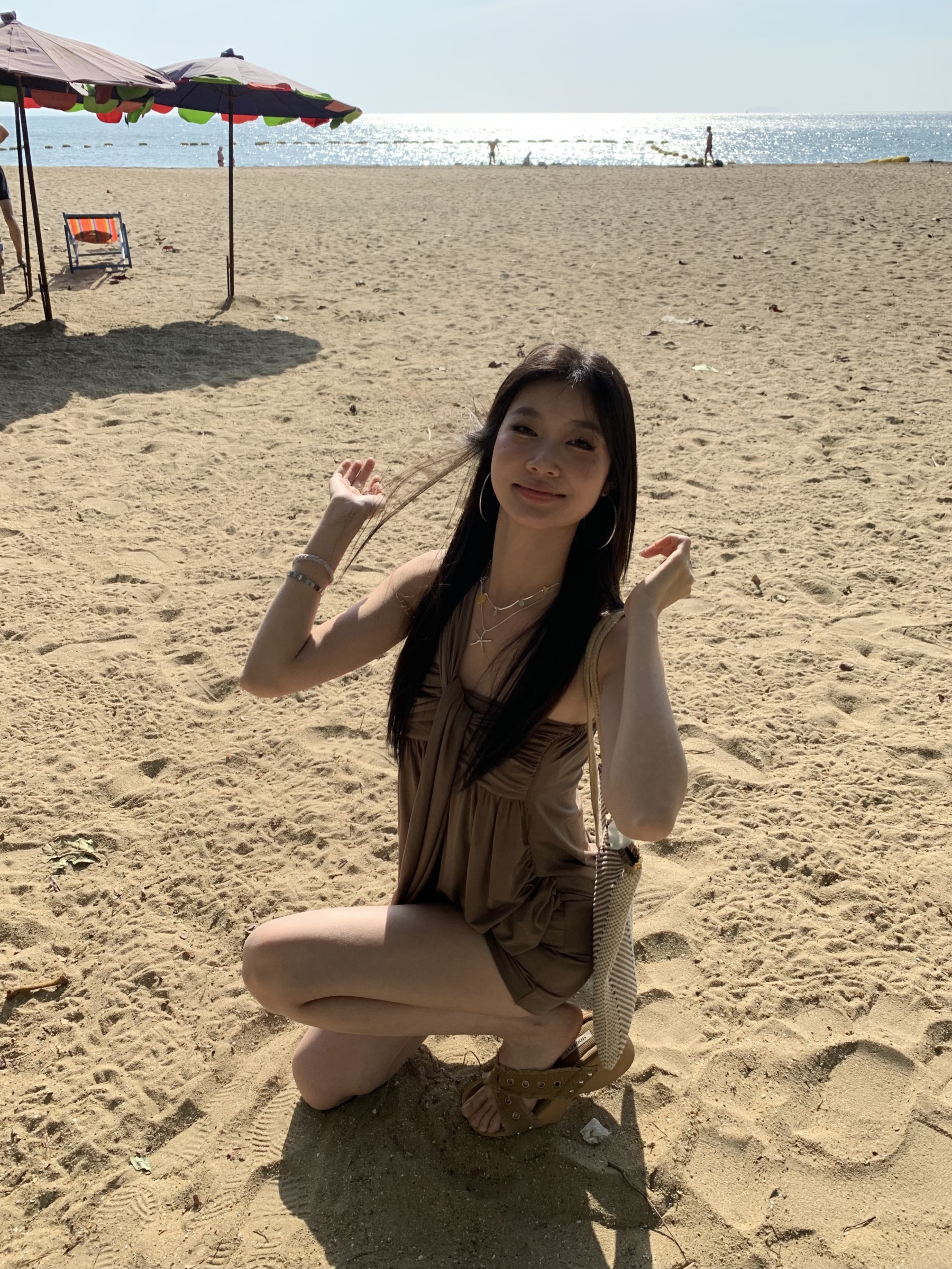 A casual dress with a single strap on one side, a twisted design at the chest, slimming the figure, a chic look designed for summer