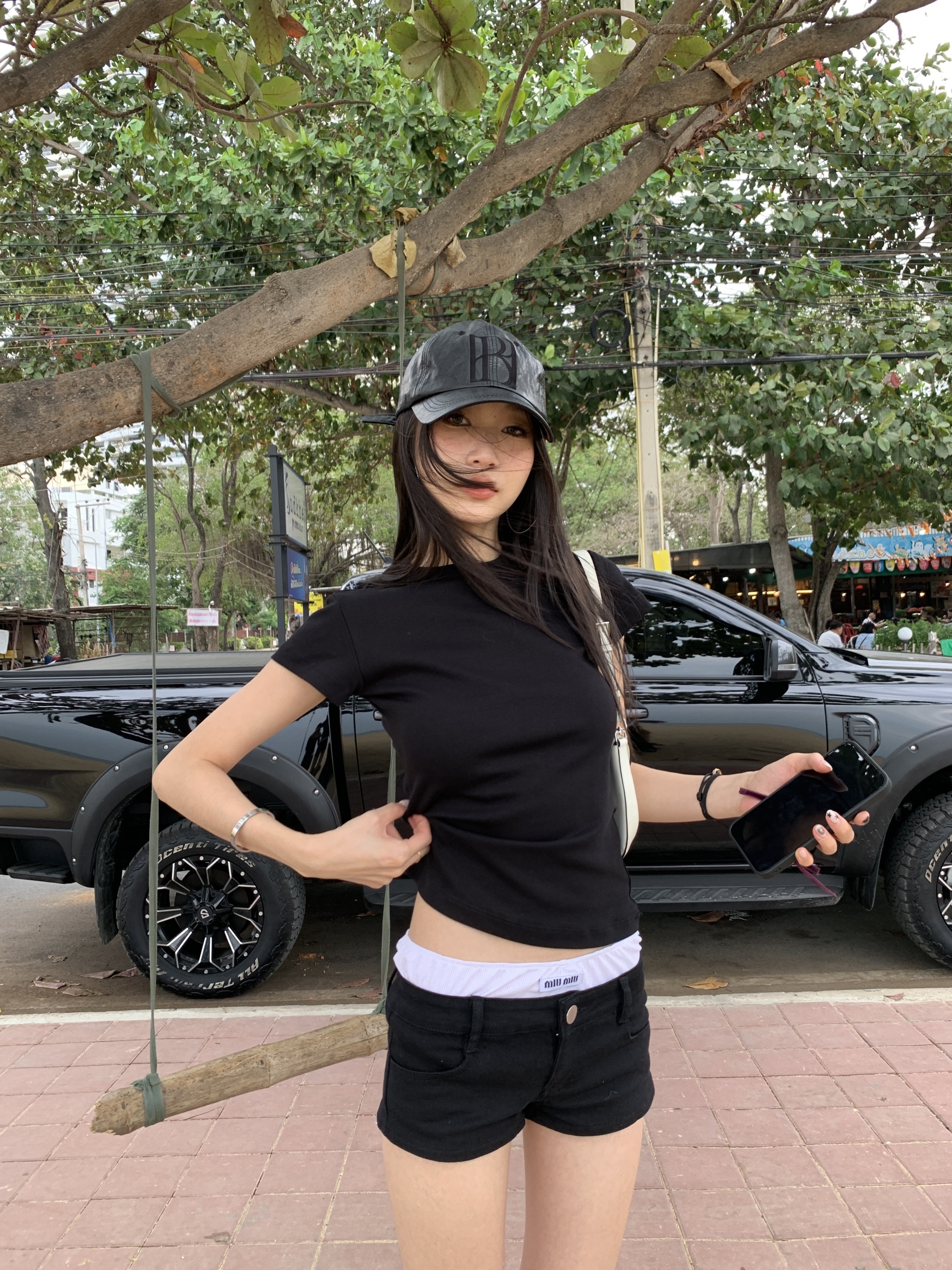 Women's T-shirt, easy to match with any outfit, available in black and white, slim fit, short sleeves