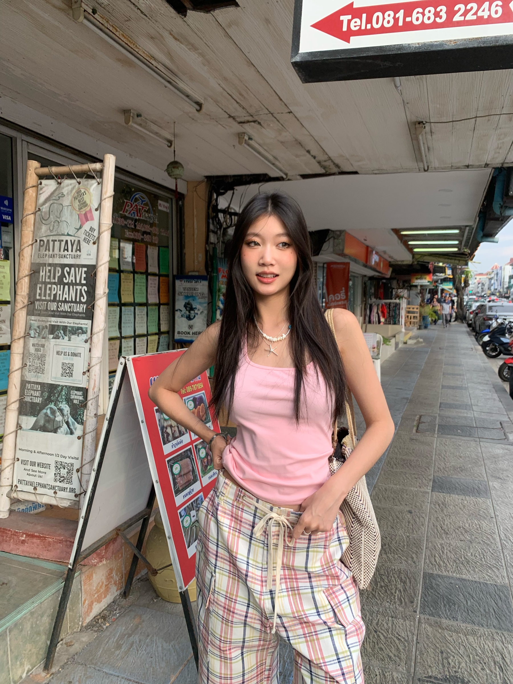 Checkered cargo shorts with drawstring, lots of pockets, loose fit, straight legs, wide legs, proportional length