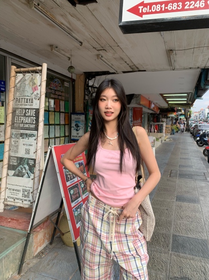 Checkered cargo shorts with drawstring, lots of pockets, loose fit, straight legs, wide legs, proportional length