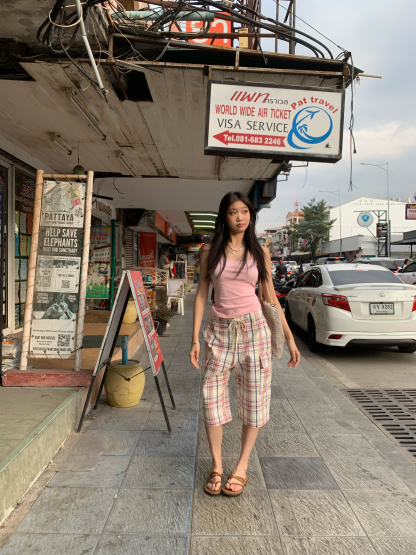 Checkered cargo shorts with drawstring, lots of pockets, loose fit, straight legs, wide legs, proportional length