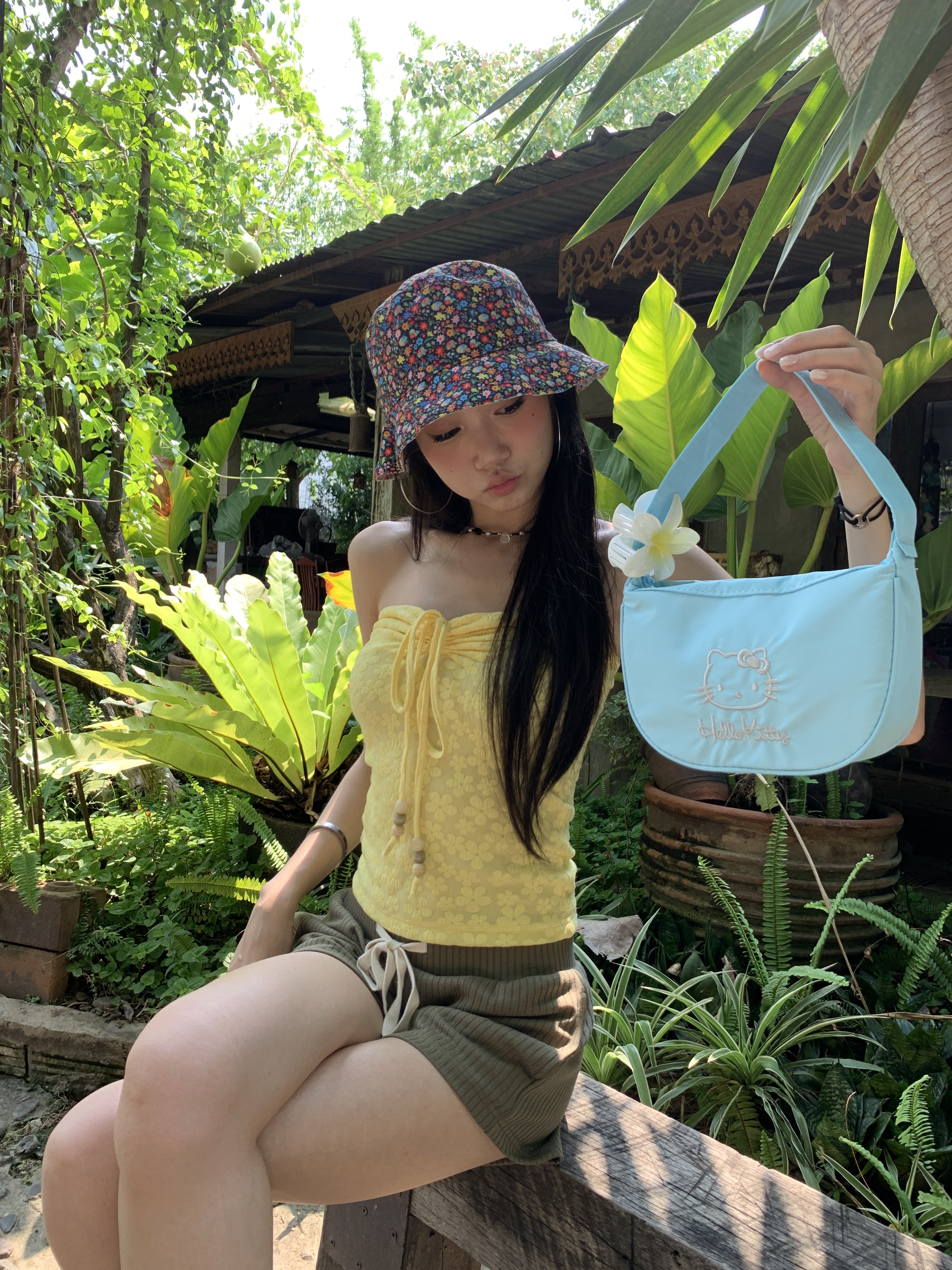 Spicy tube top, comfortable to wear, Western style, perfect for outings. Available in 2 colors with a floral pattern.