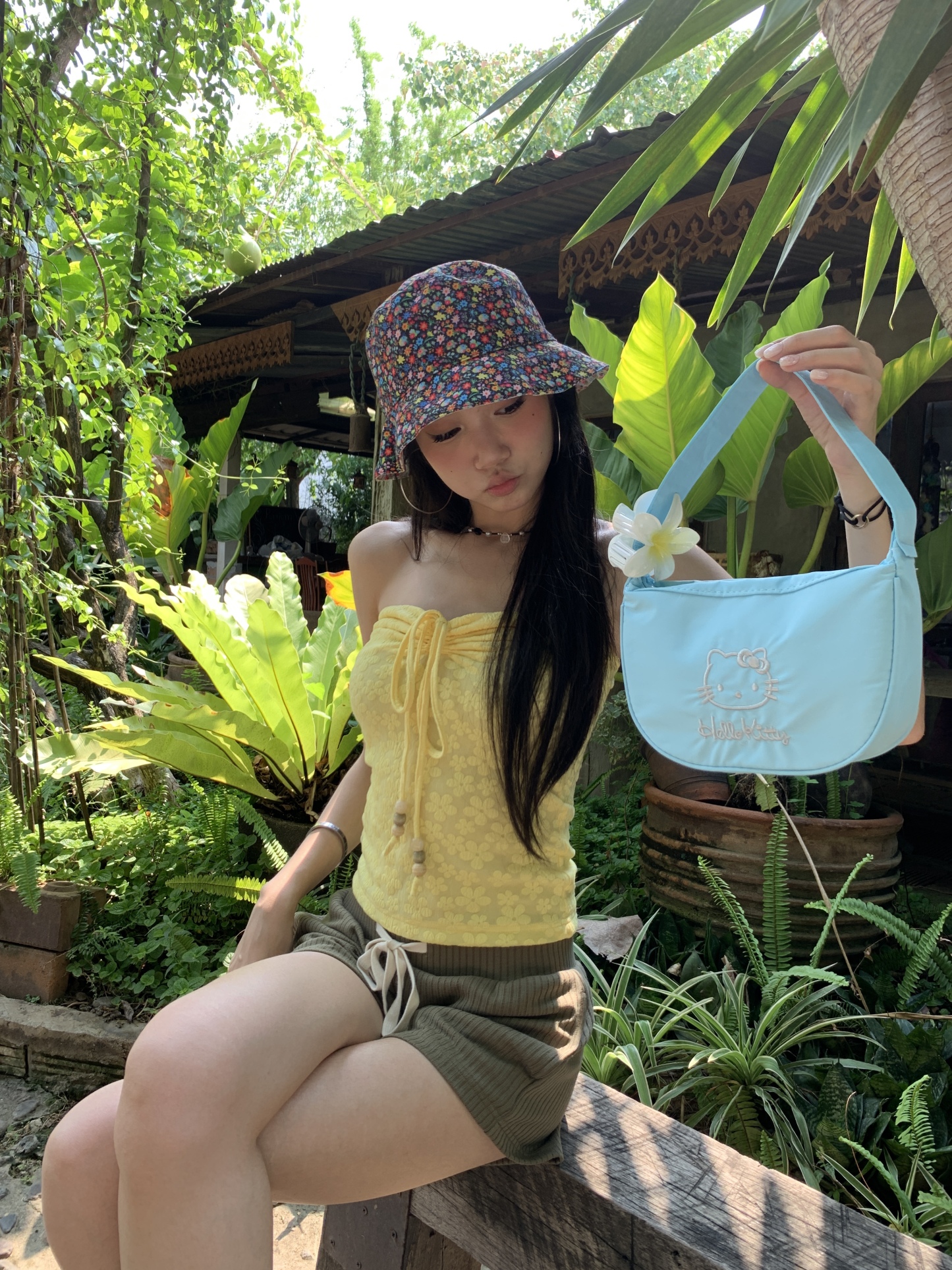 Spicy tube top, comfortable to wear, Western style, perfect for outings. Available in 2 colors with a floral pattern.