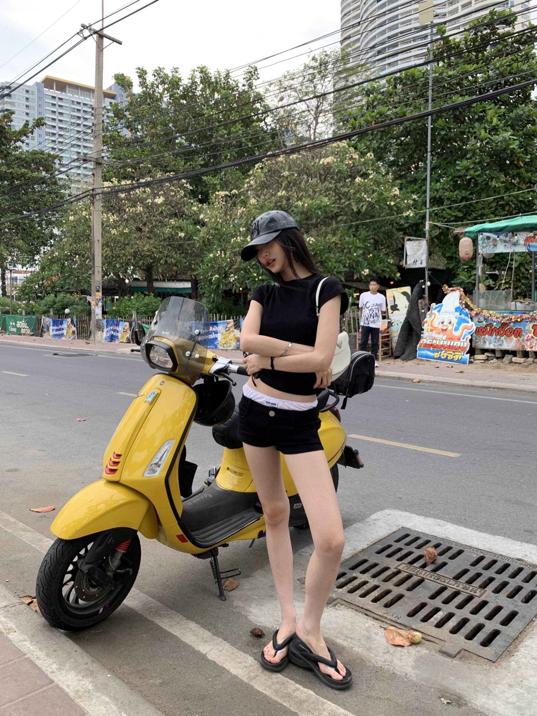 Women's T-shirt, easy to match with any outfit, available in black and white, slim fit, short sleeves