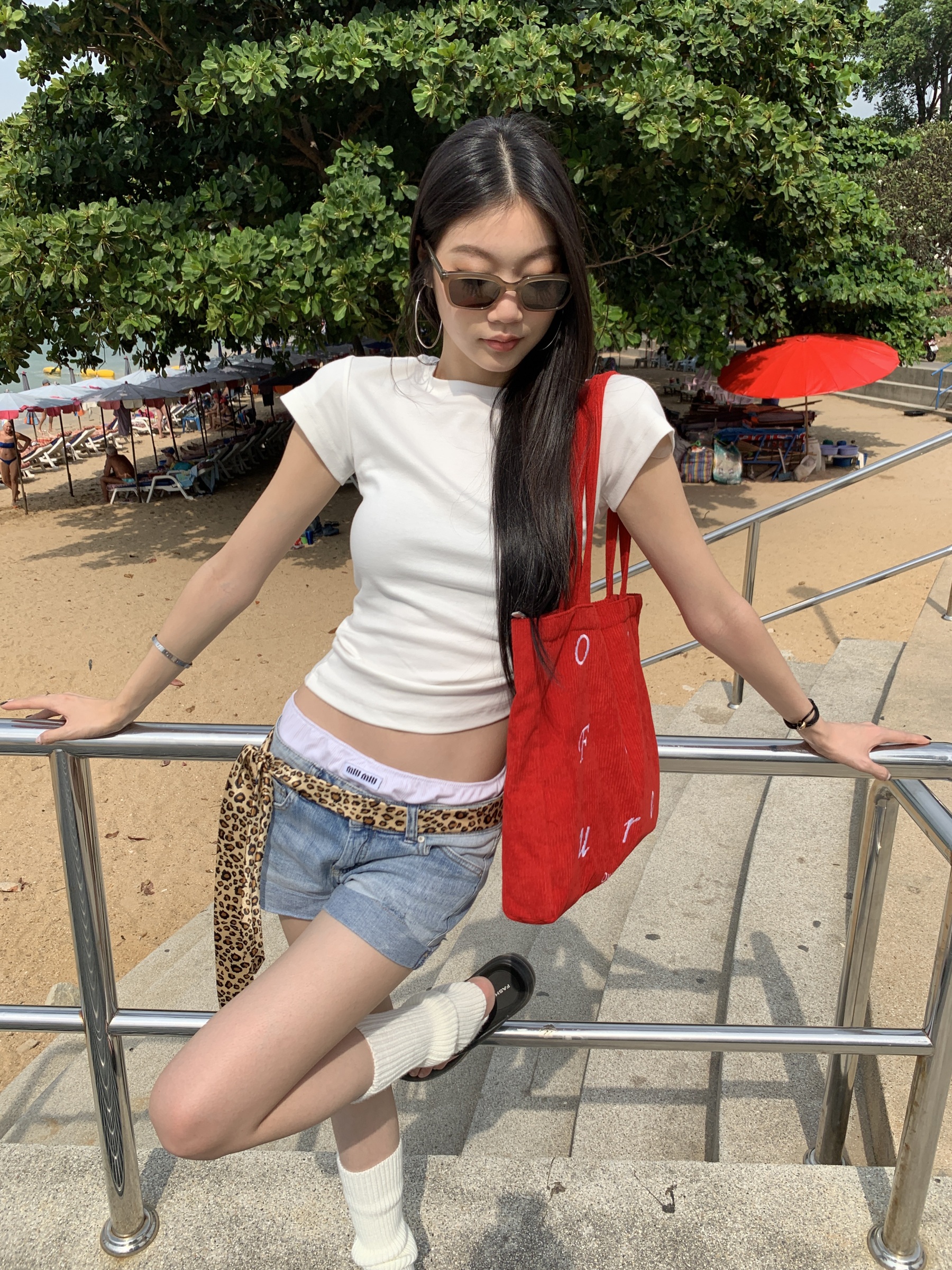 Women's T-shirt, easy to match with any outfit, available in black and white, slim fit, short sleeves