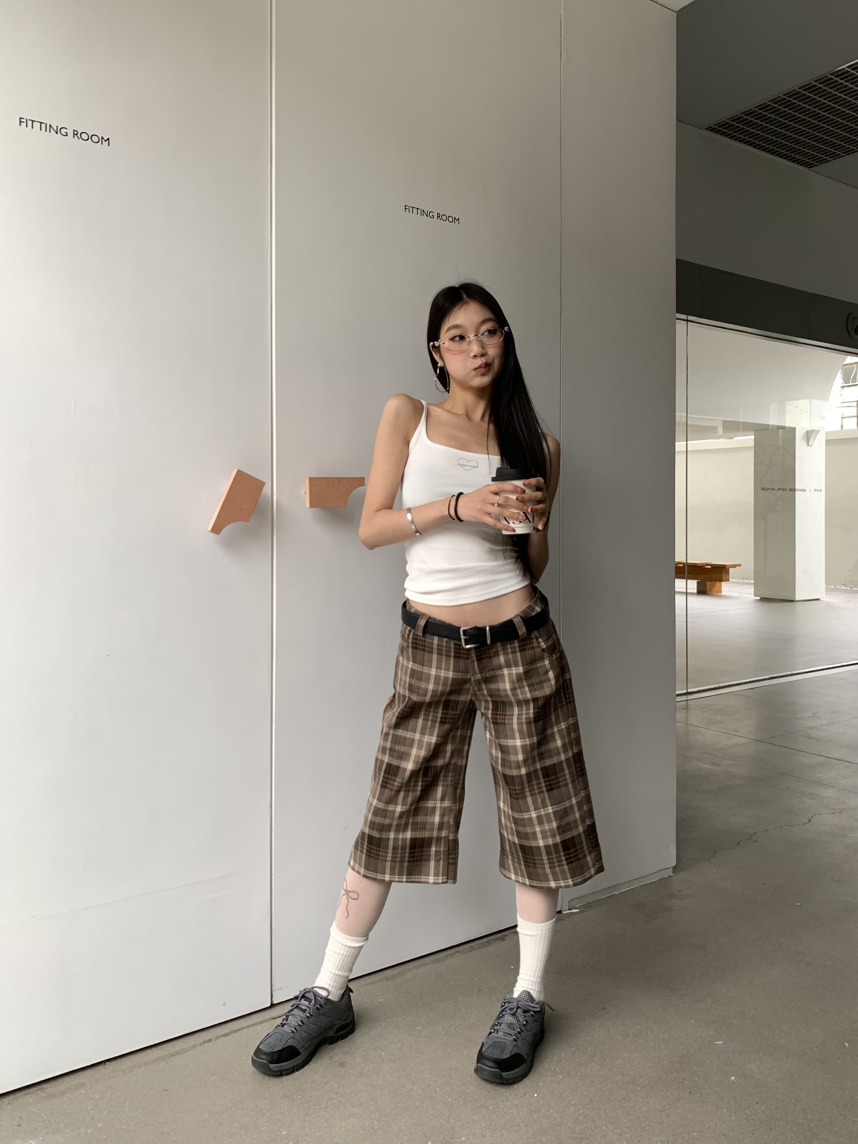 Women's brown three-quarter pants, stylish and cool, straight-legged pants, vintage style