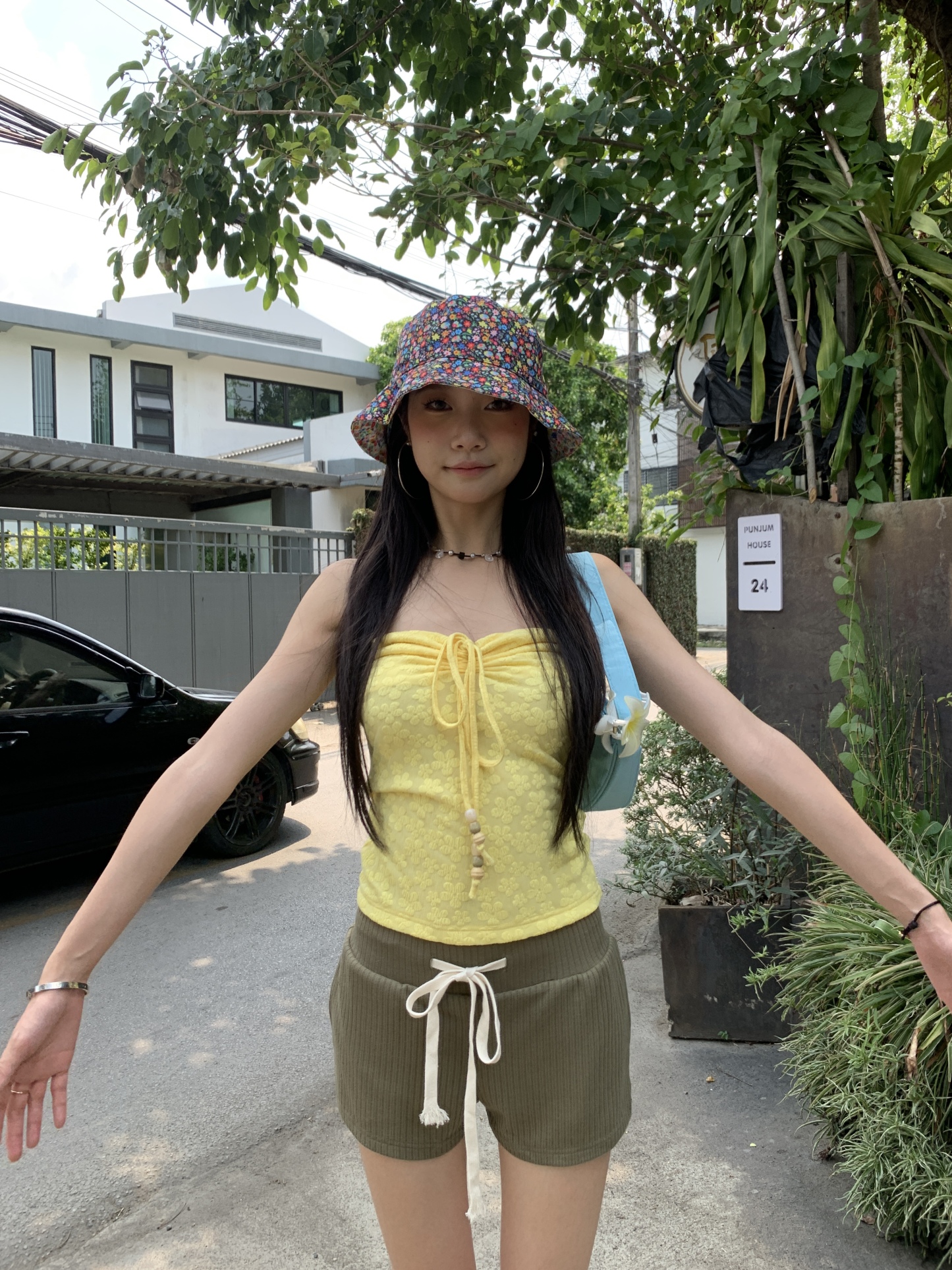 Spicy tube top, comfortable to wear, Western style, perfect for outings. Available in 2 colors with a floral pattern.