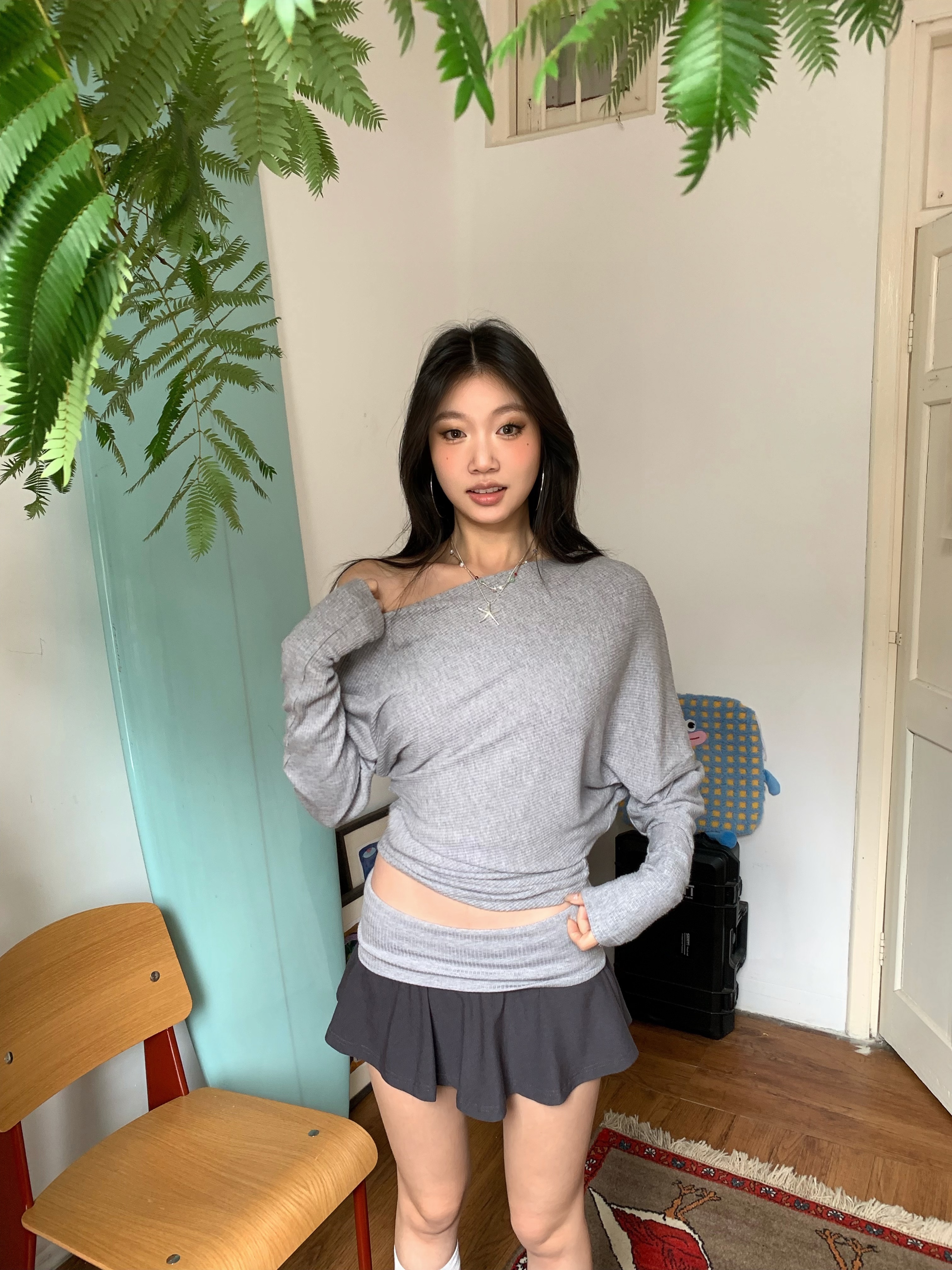 Batwing sleeve off-shoulder fitted long-sleeved shirt + gray mini skirt