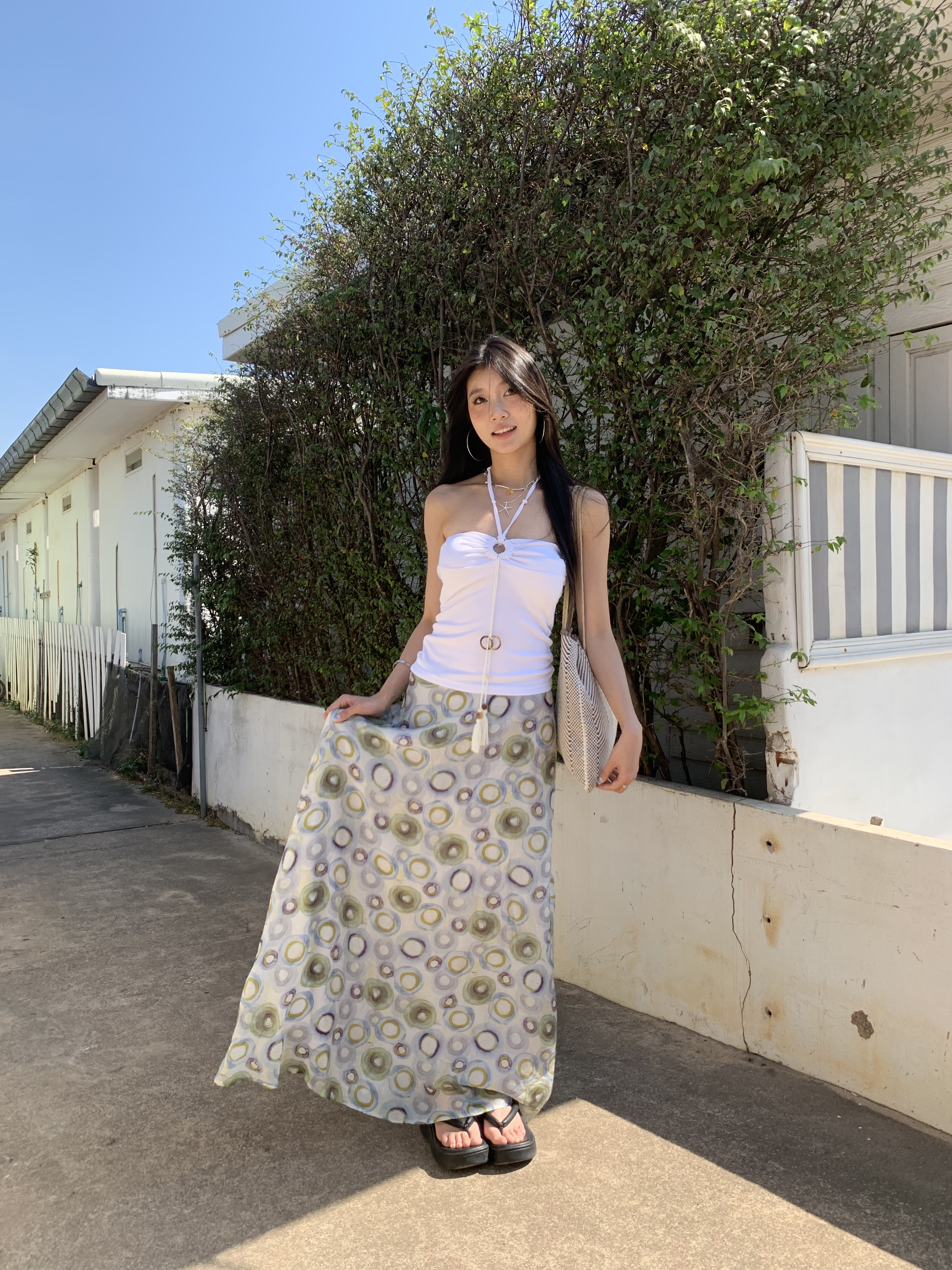 A-line long skirt, high waist, flared, light and comfortable to wear, with a gradient colored circle pattern