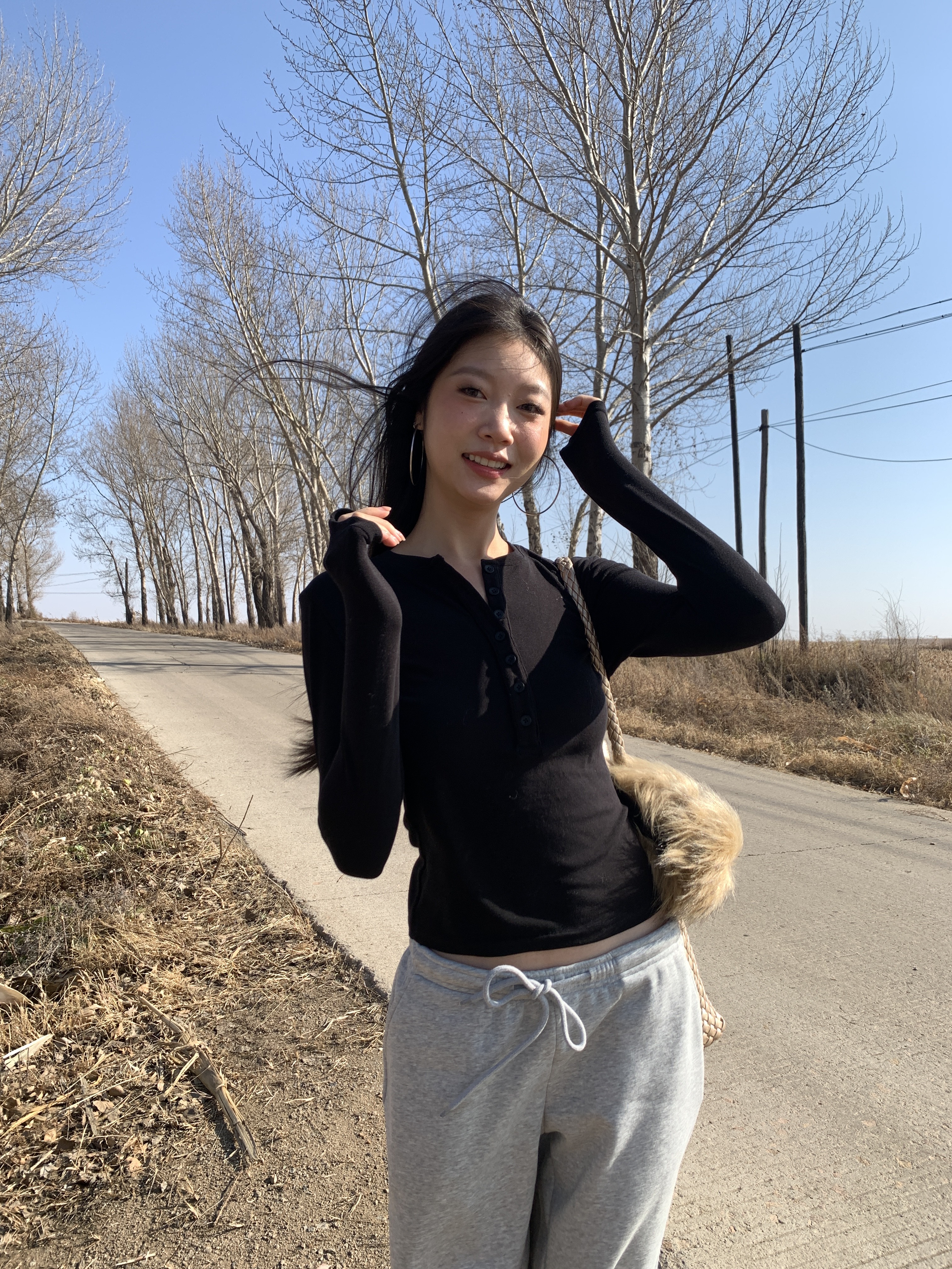 New minimalist long-sleeved T-shirt with round neck design