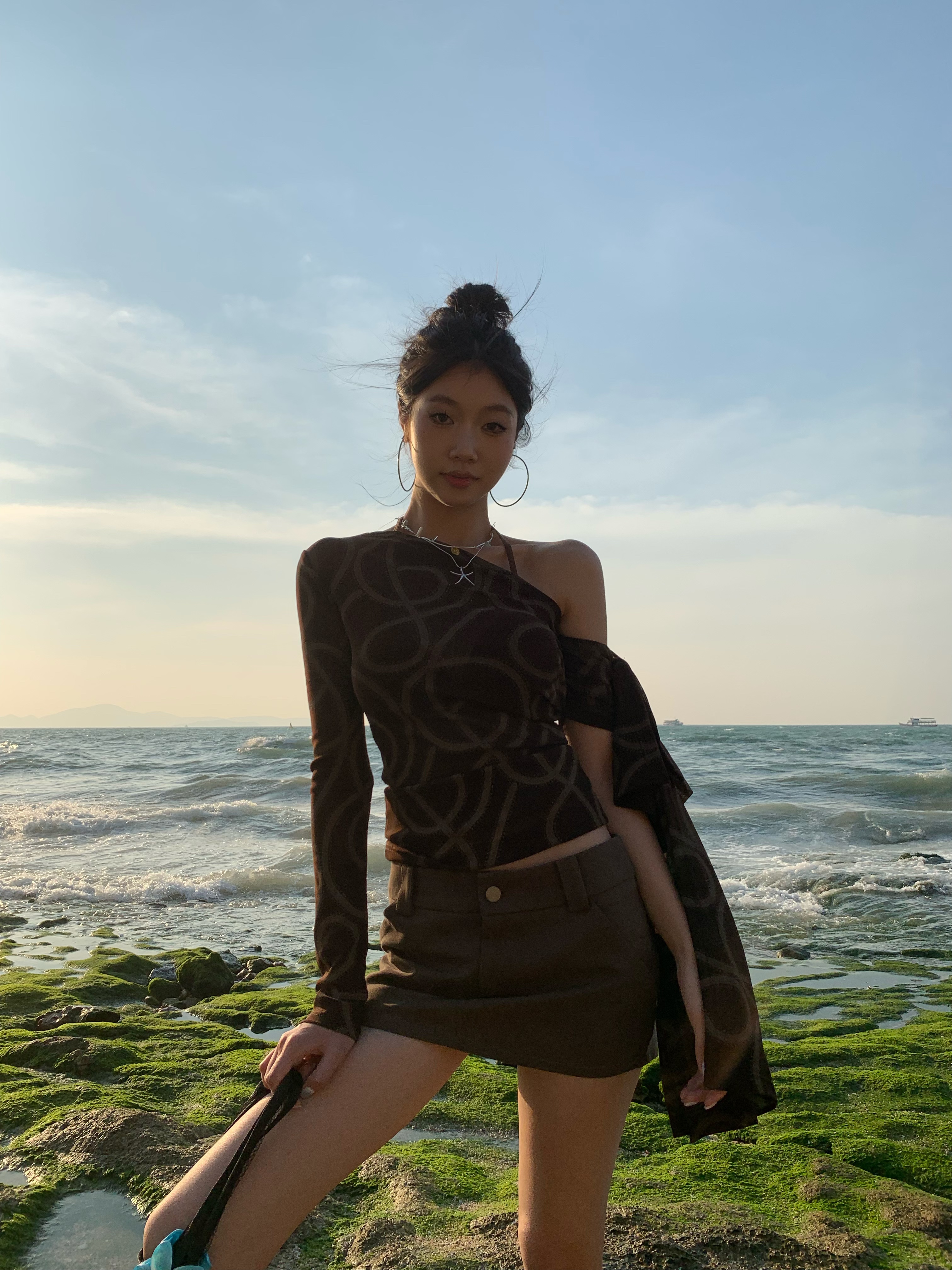 Stylish off-shoulder long-sleeved shirt with side tie, sexy and form-fitting style, thin mesh fabric, new fashion