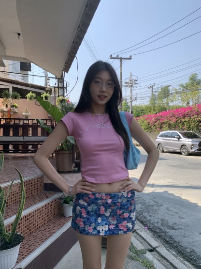 Pink short-sleeved round neck slim-fit T-shirt, spicy style