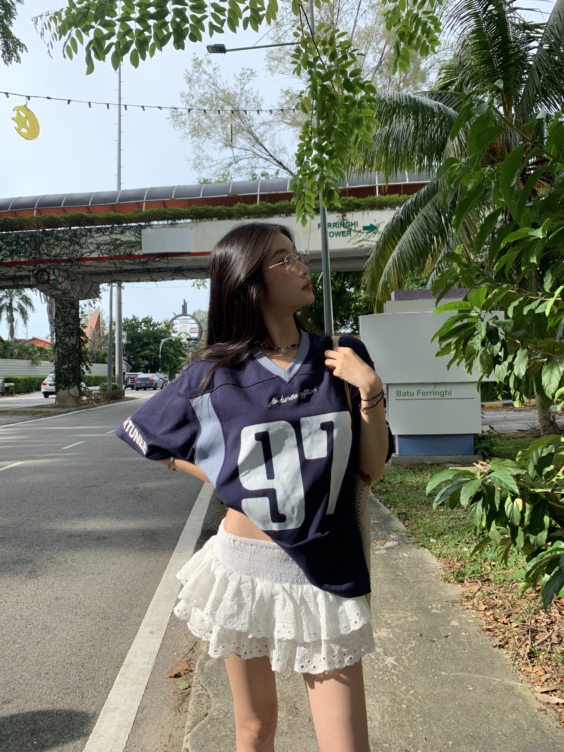 A low-waist short skirt with embroidered patterns, lace-trimmed edges, and a puffy cake-style design.