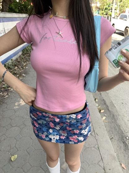 Pink short-sleeved round neck slim-fit T-shirt, spicy style