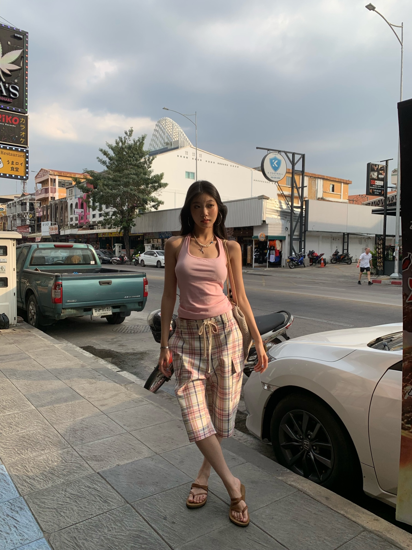 Checkered cargo shorts with drawstring, lots of pockets, loose fit, straight legs, wide legs, proportional length