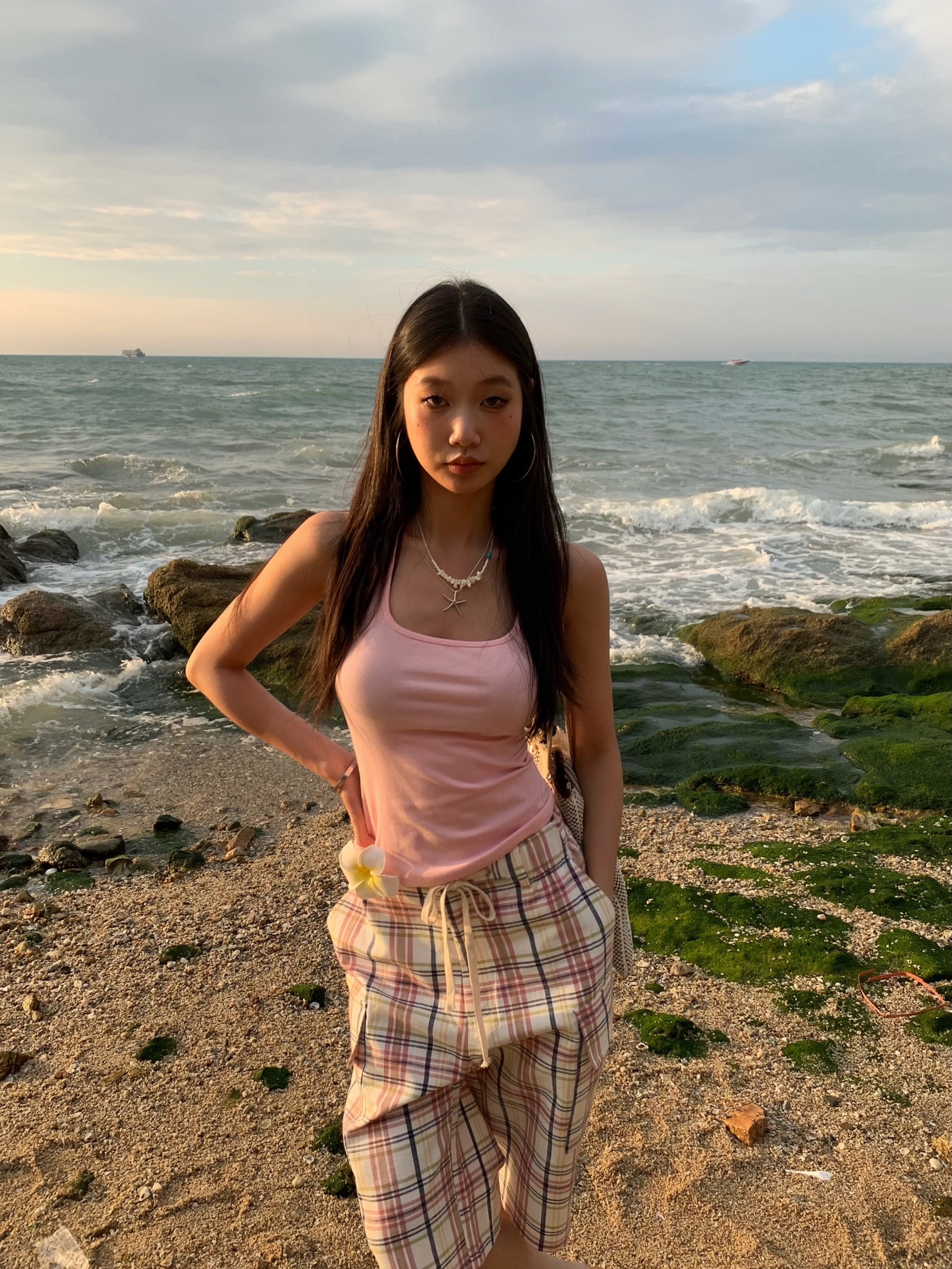 Checkered cargo shorts with drawstring, lots of pockets, loose fit, straight legs, wide legs, proportional length