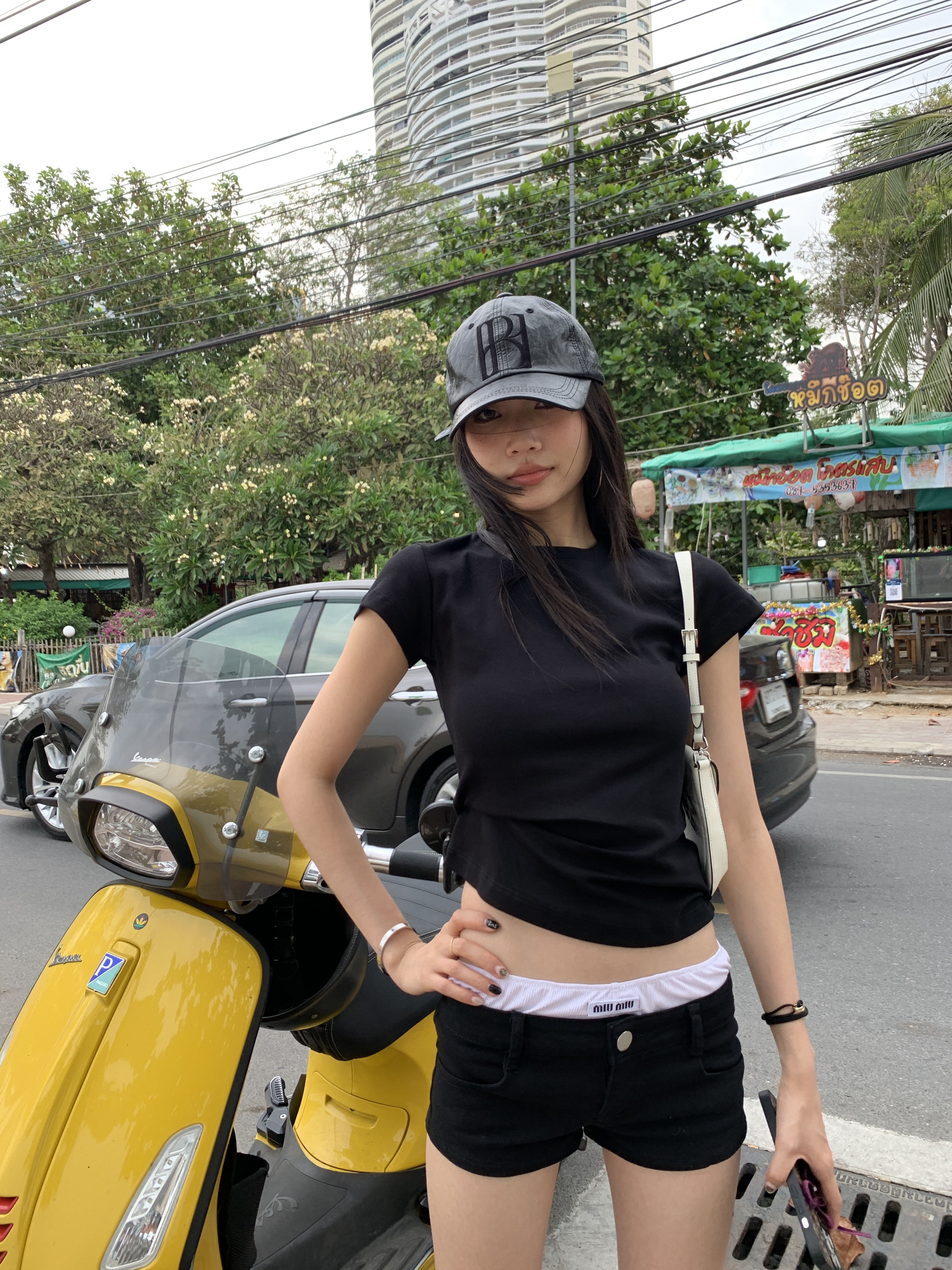 Women's T-shirt, easy to match with any outfit, available in black and white, slim fit, short sleeves