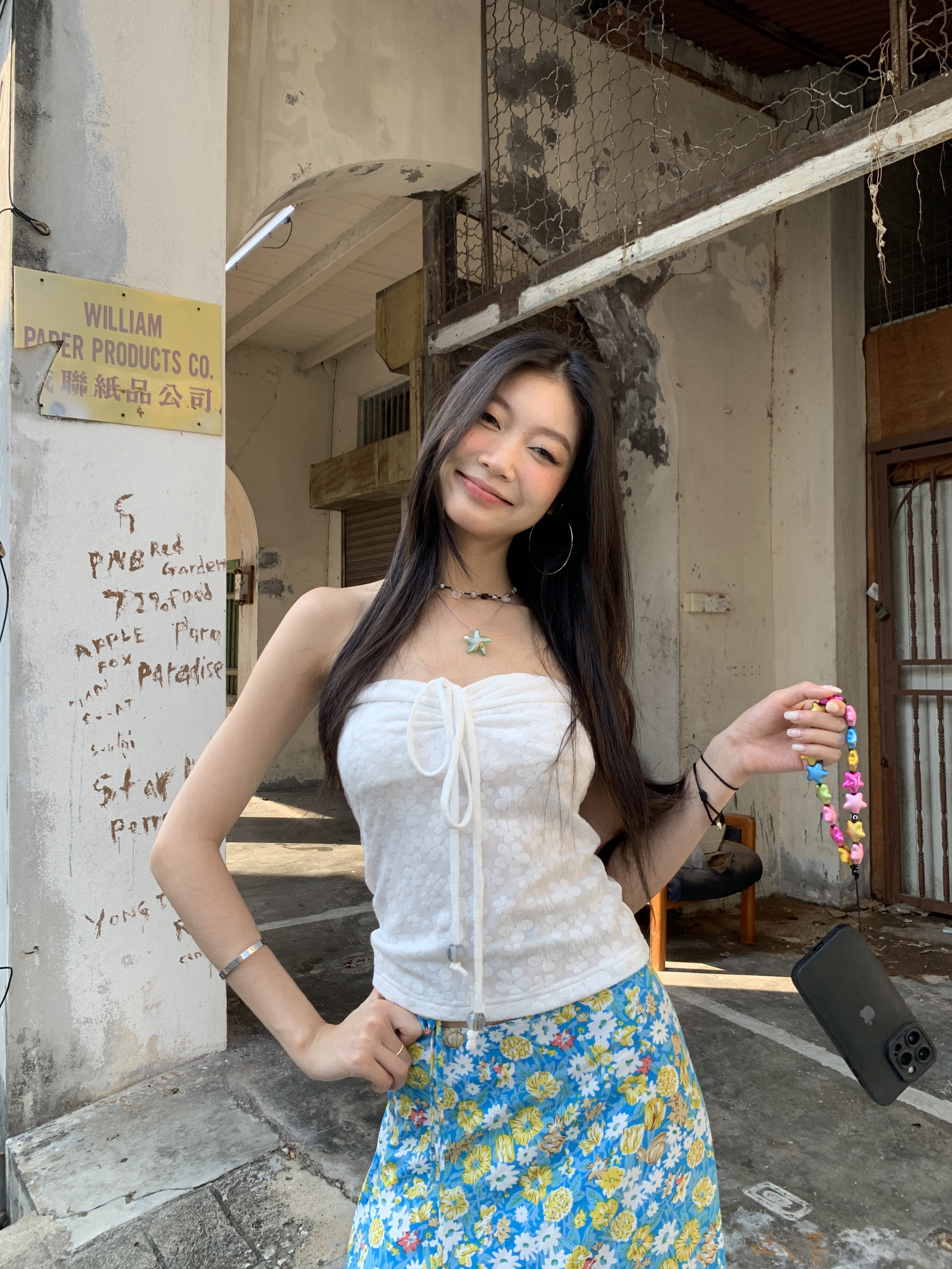 Spicy tube top, comfortable to wear, Western style, perfect for outings. Available in 2 colors with a floral pattern.