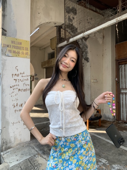 Spicy tube top, comfortable to wear, Western style, perfect for outings. Available in 2 colors with a floral pattern.