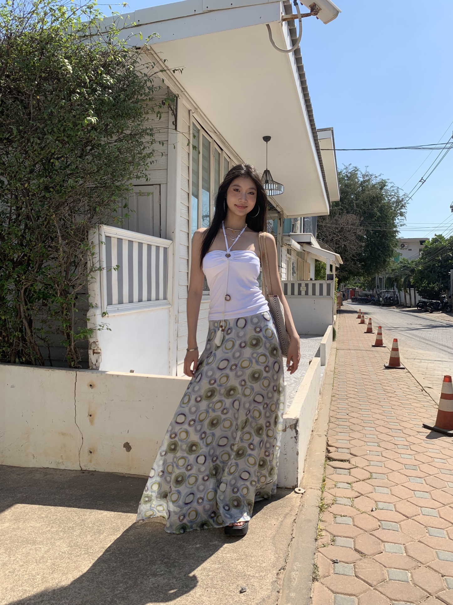 A-line long skirt, high waist, flared, light and comfortable to wear, with a gradient colored circle pattern