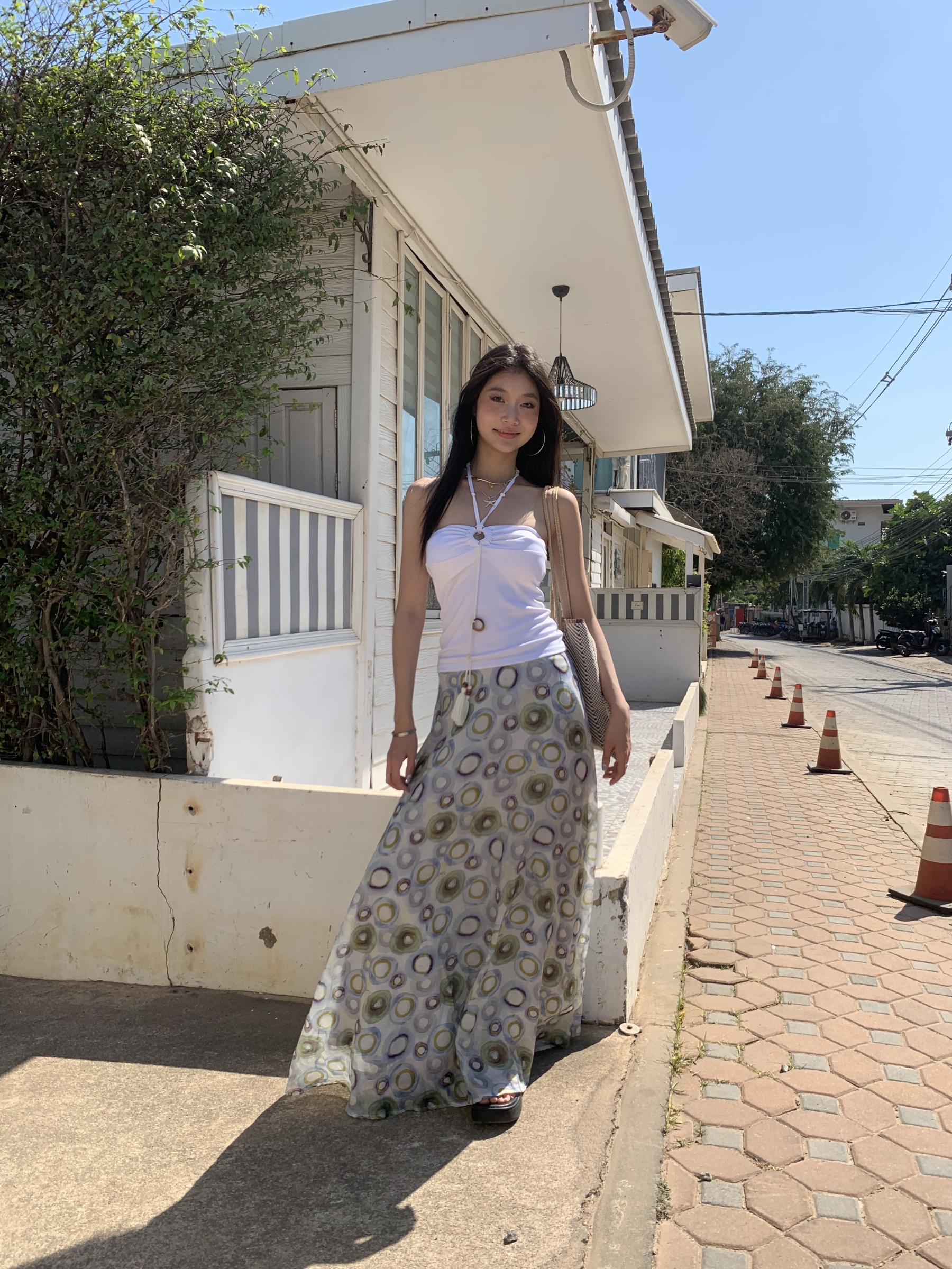 A-line long skirt, high waist, flared, light and comfortable to wear, with a gradient colored circle pattern