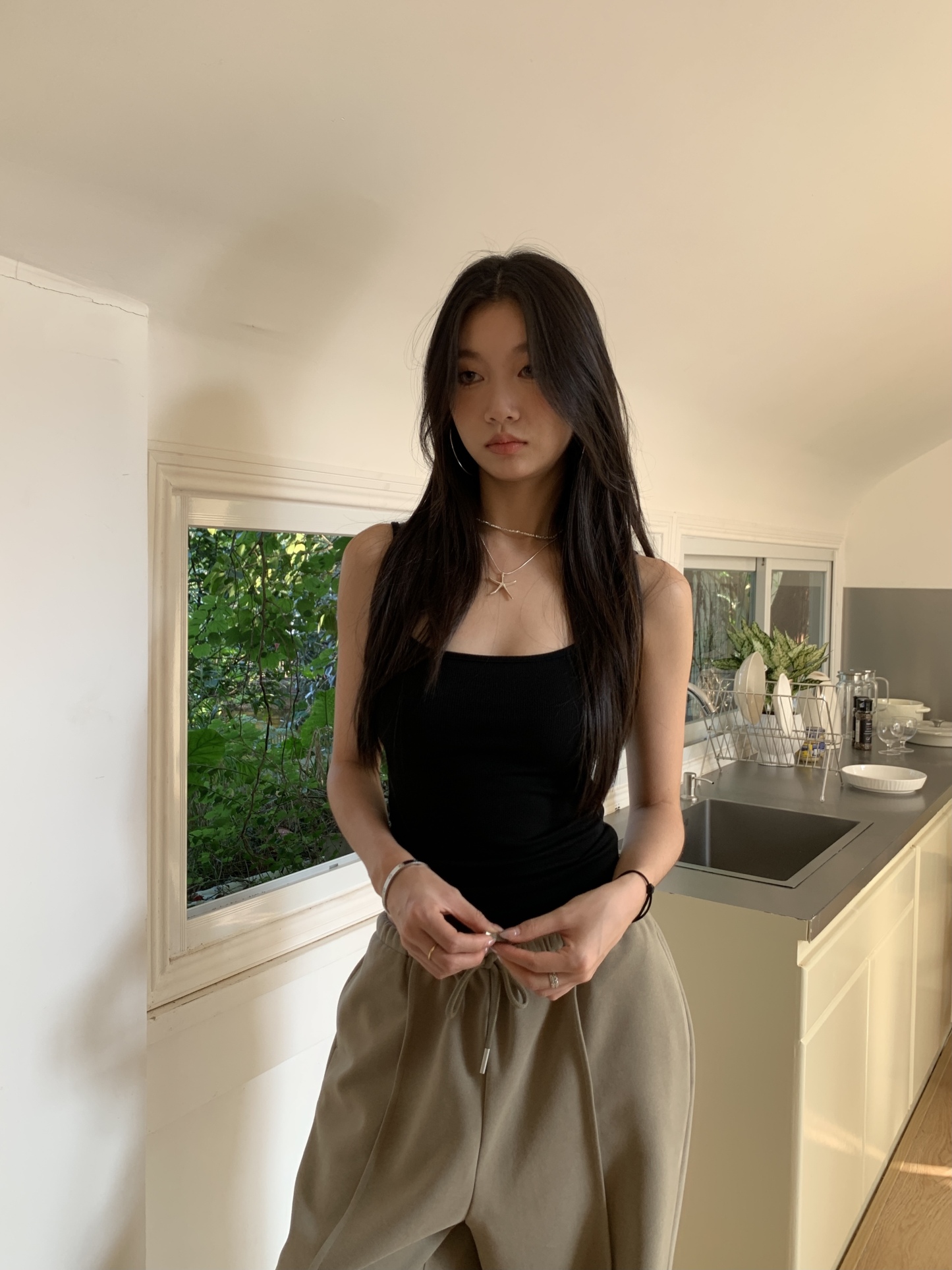 4 colors of plain strap tops for spring and summer, easy to match