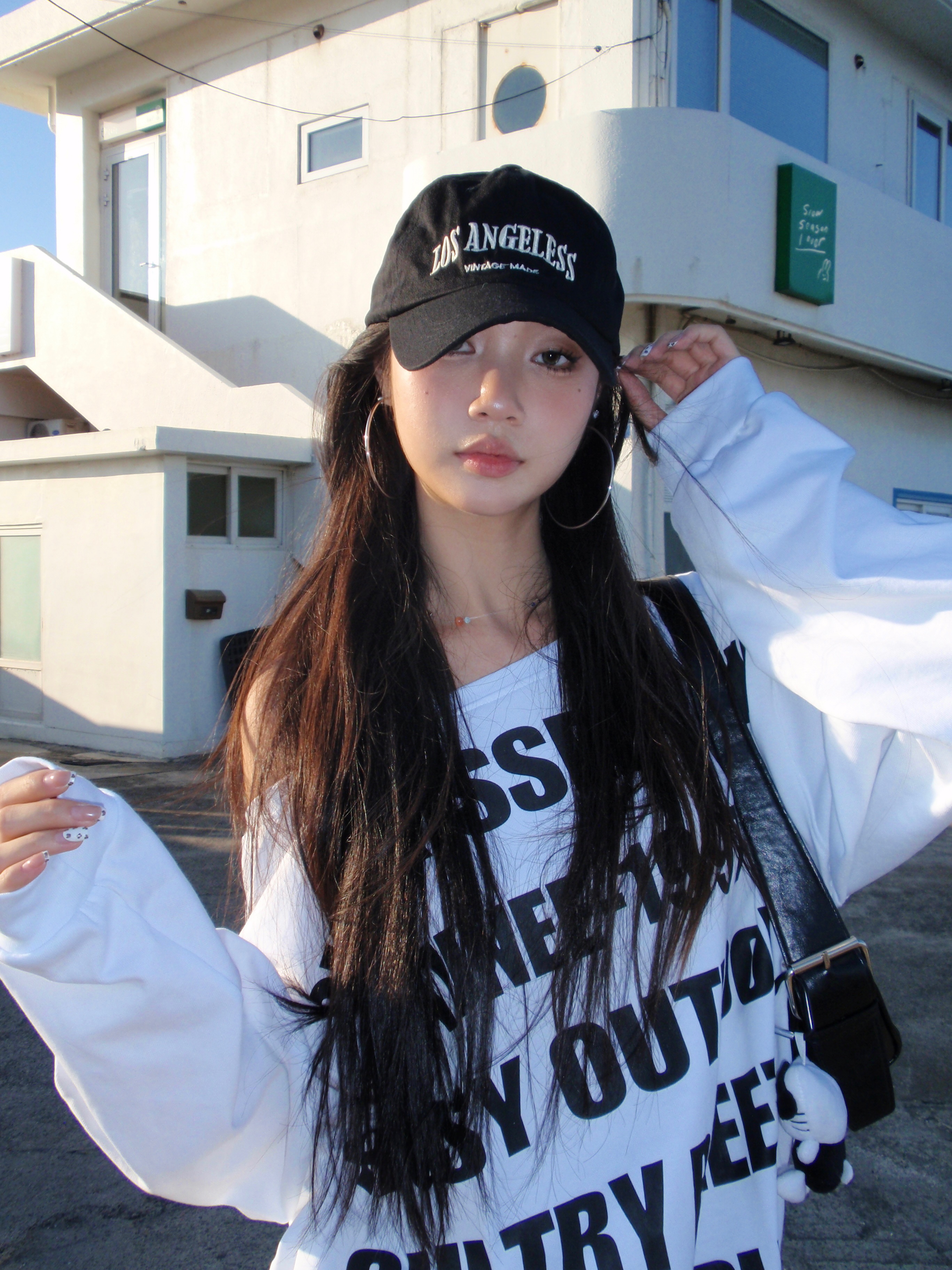 Loose long-sleeved sweater with slanted shoulder design