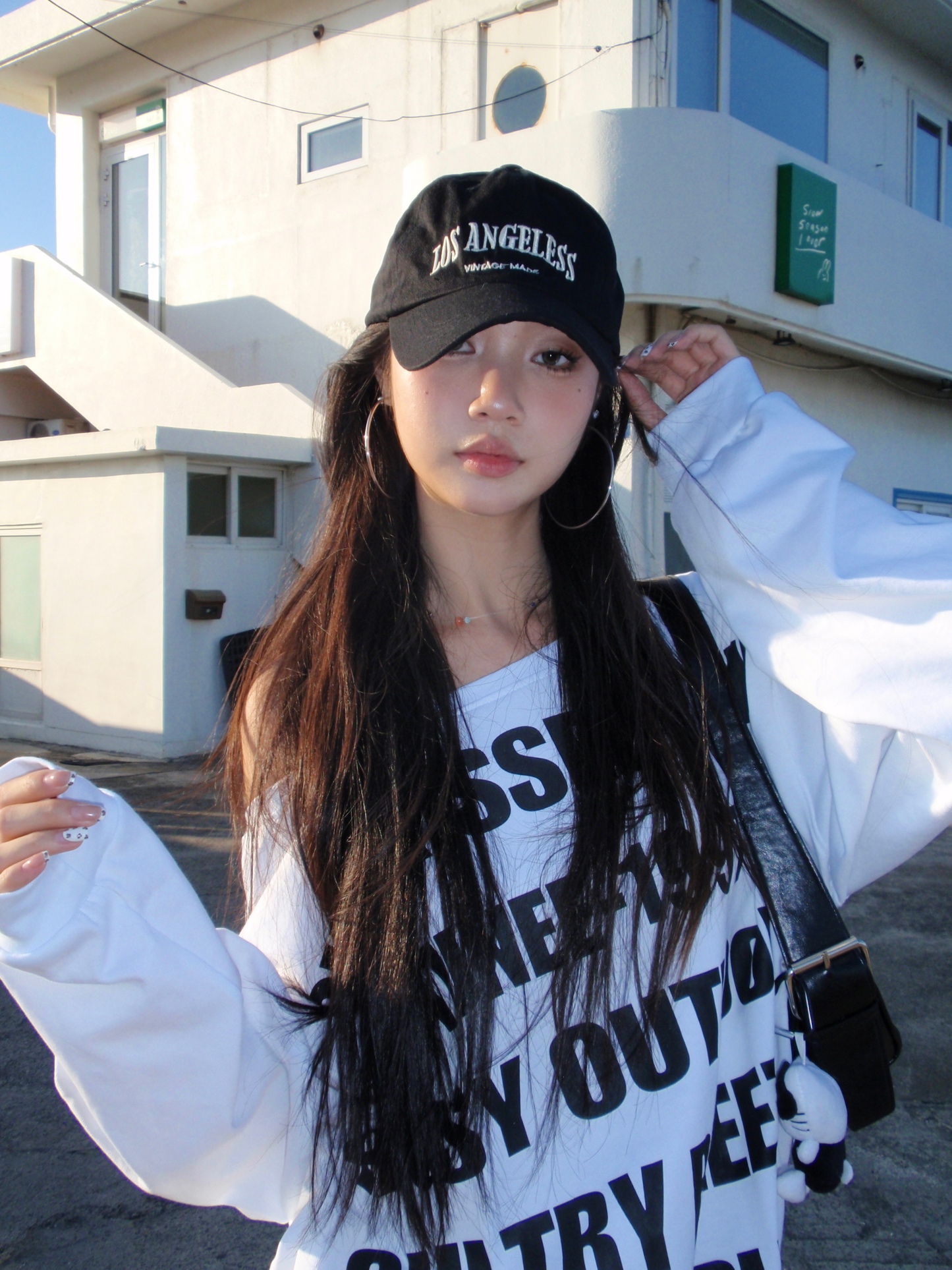 Loose long-sleeved sweater with slanted shoulder design