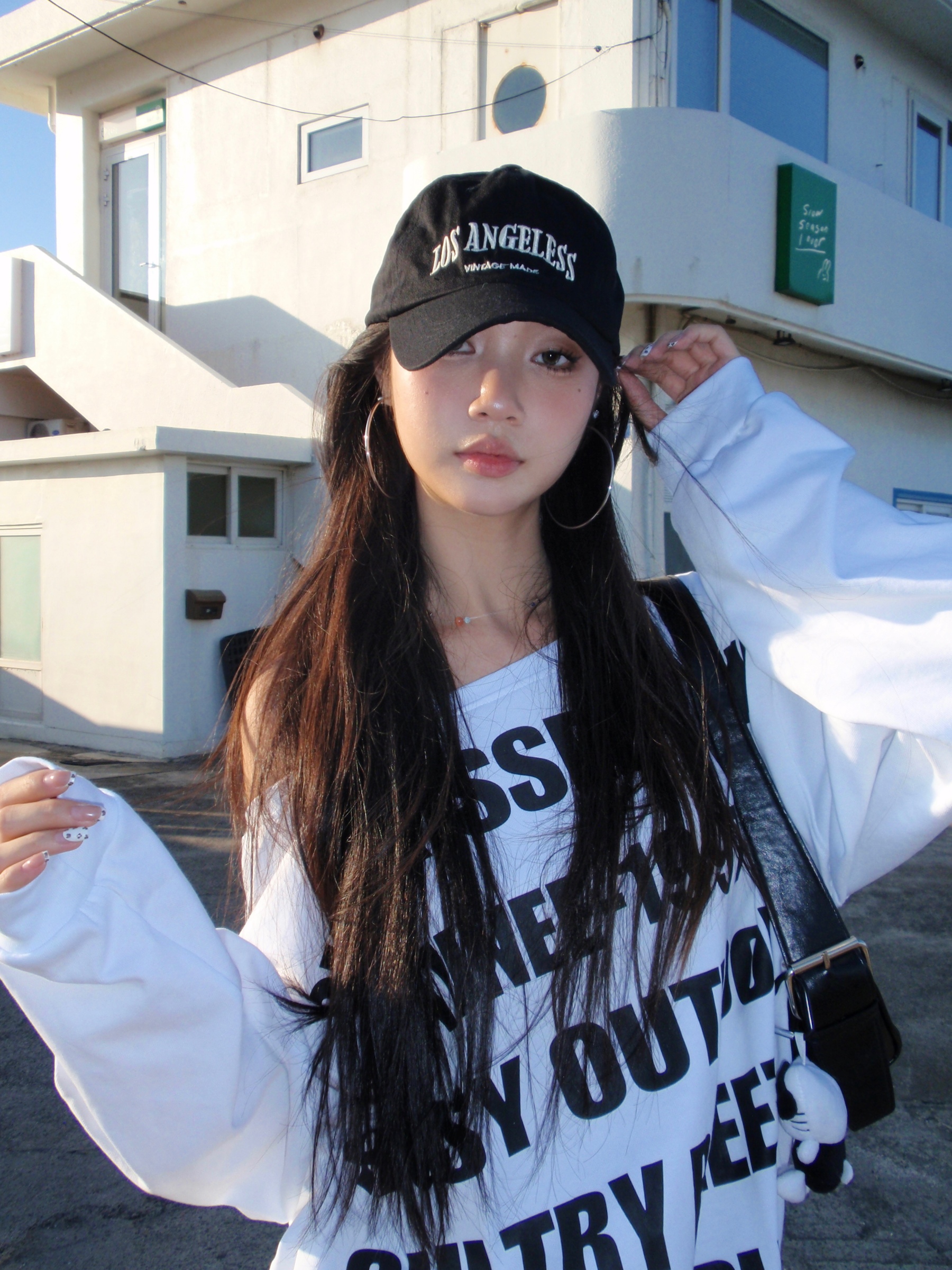 Loose long-sleeved sweater with slanted shoulder design