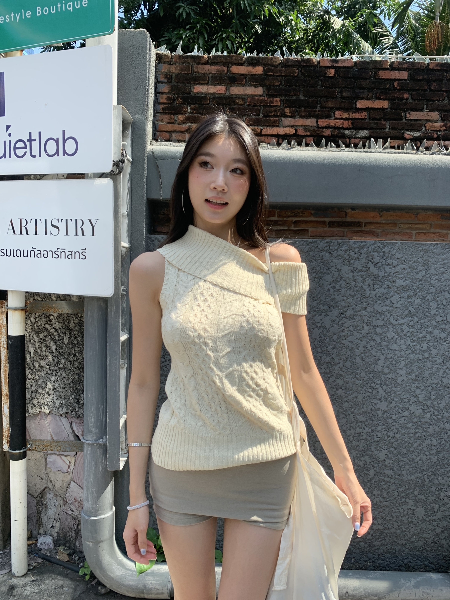 Off-shoulder short-sleeved knitted shirt with a fitted knitted pattern
