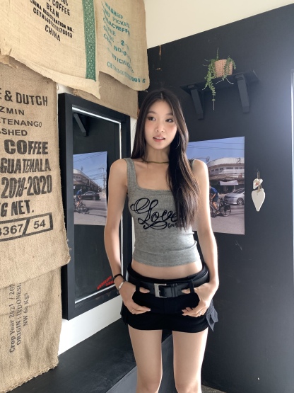 U-neck strapless top, showing the back, short style