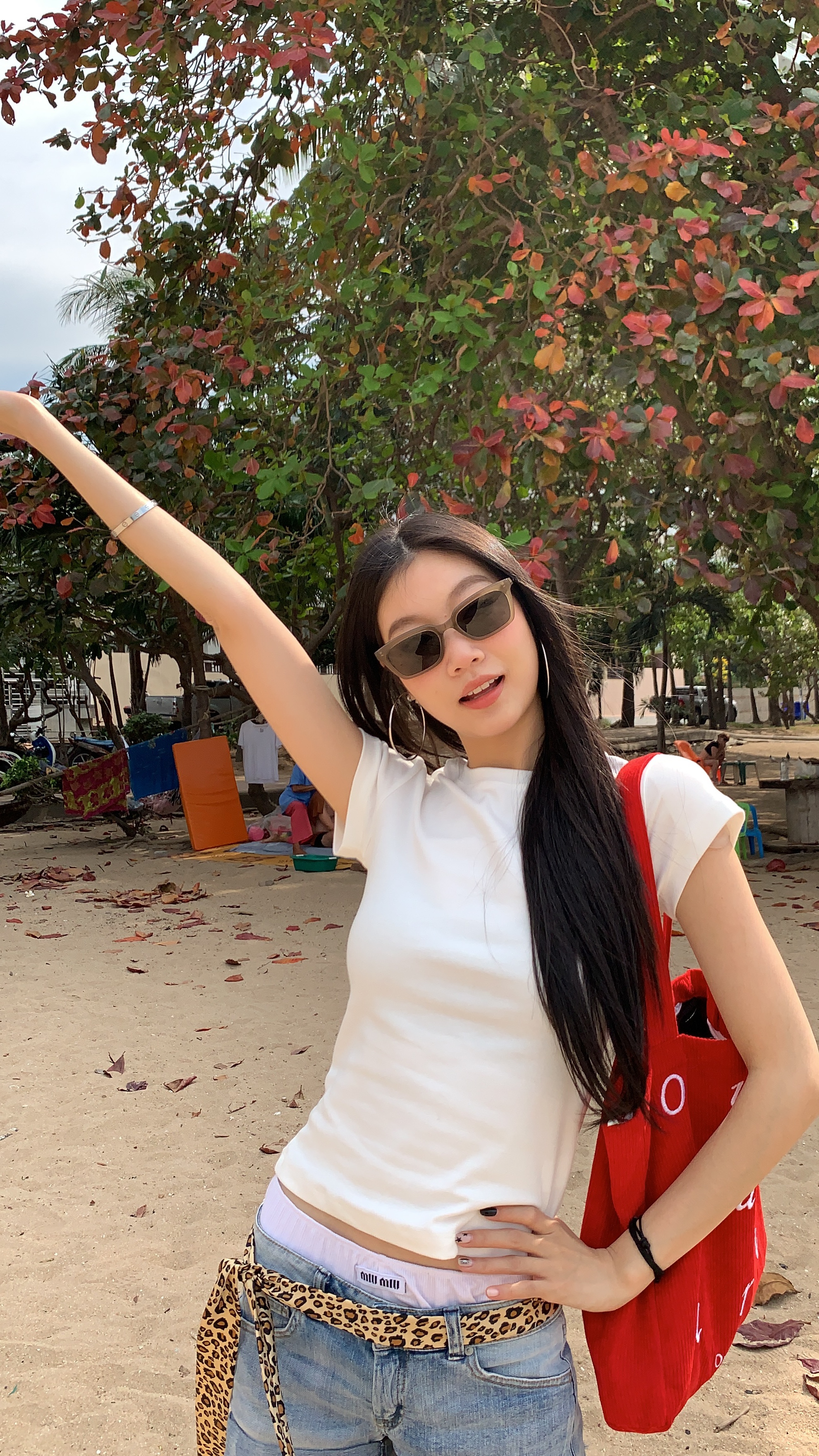 Women's T-shirt, easy to match with any outfit, available in black and white, slim fit, short sleeves