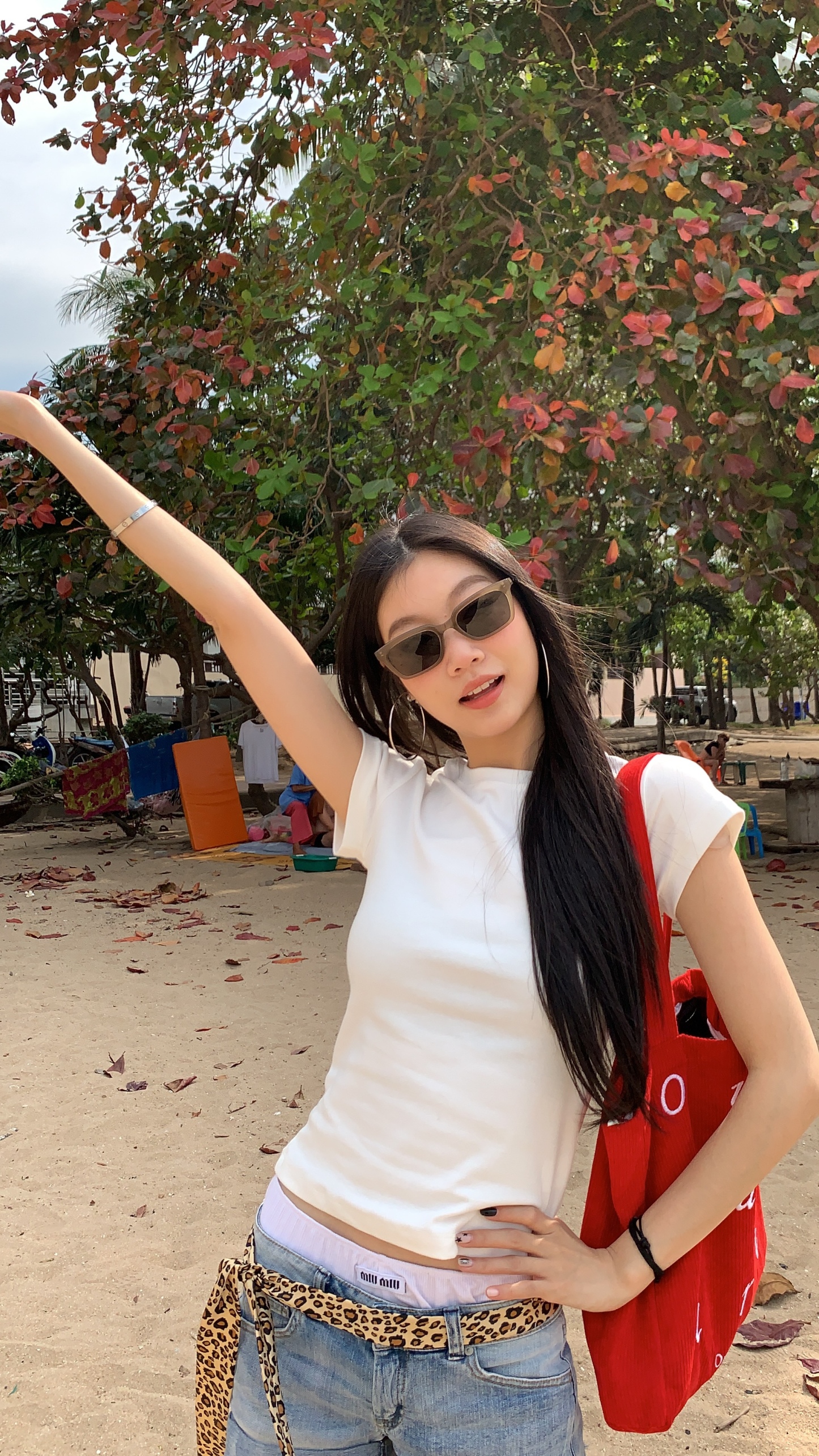 Women's T-shirt, easy to match with any outfit, available in black and white, slim fit, short sleeves