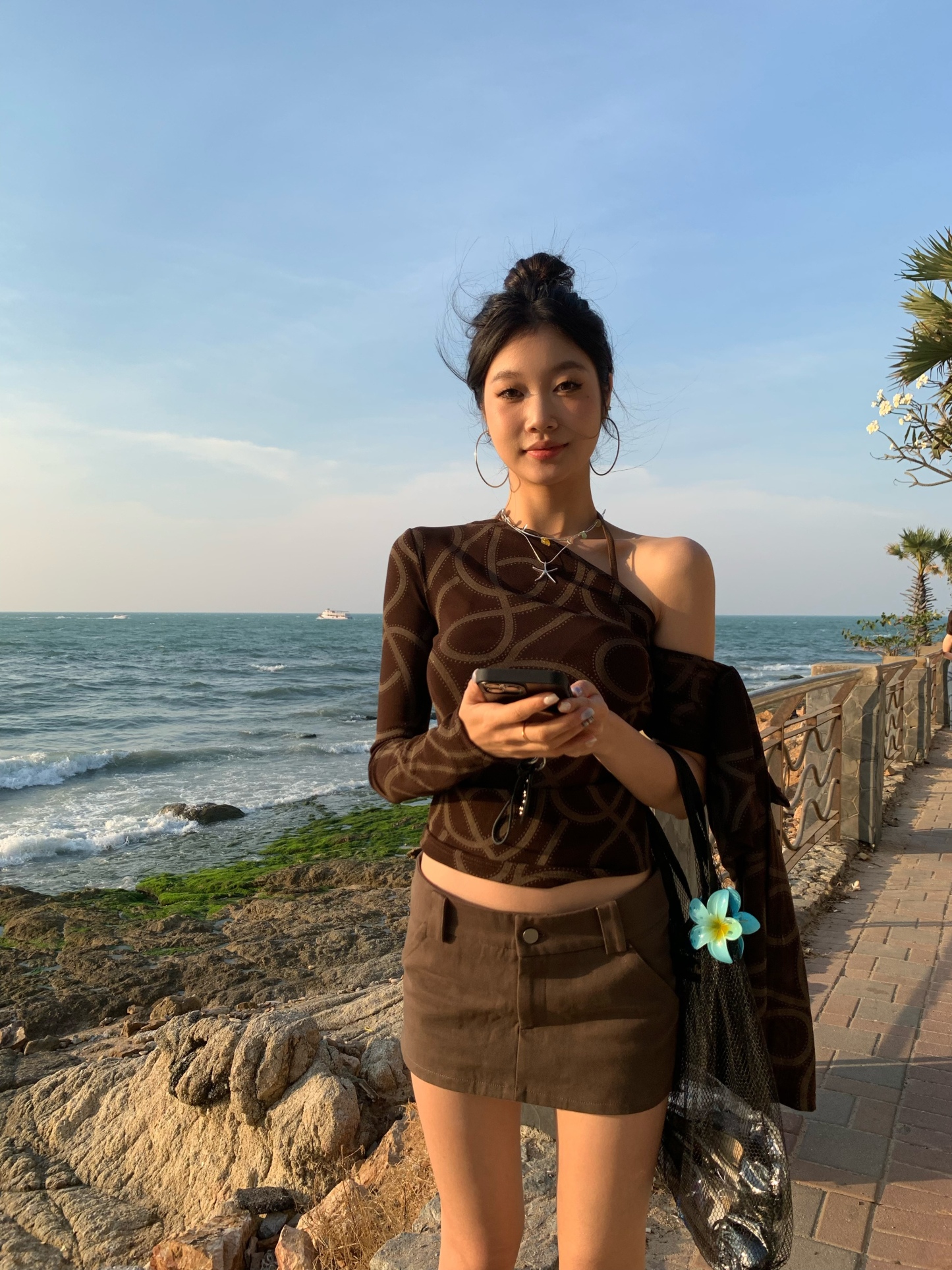 Stylish off-shoulder long-sleeved shirt with side tie, sexy and form-fitting style, thin mesh fabric, new fashion