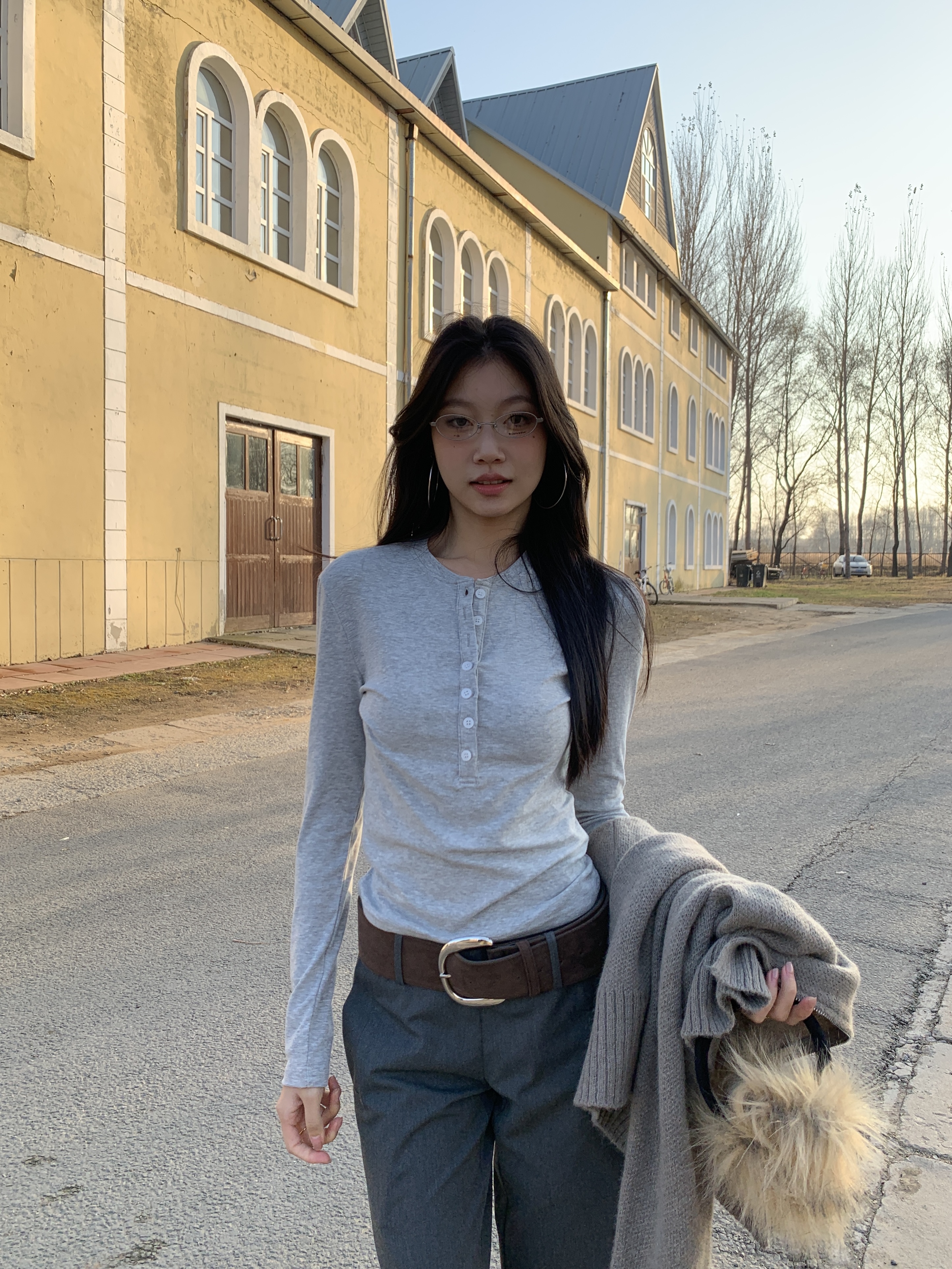 New minimalist long-sleeved T-shirt with round neck design