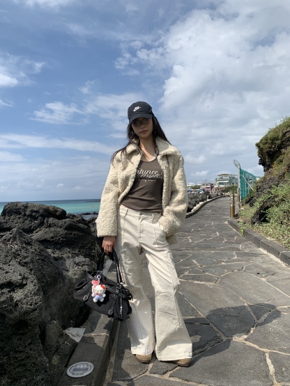 White warm cream American-style cargo pants with a slightly wide straight-leg fit and pockets