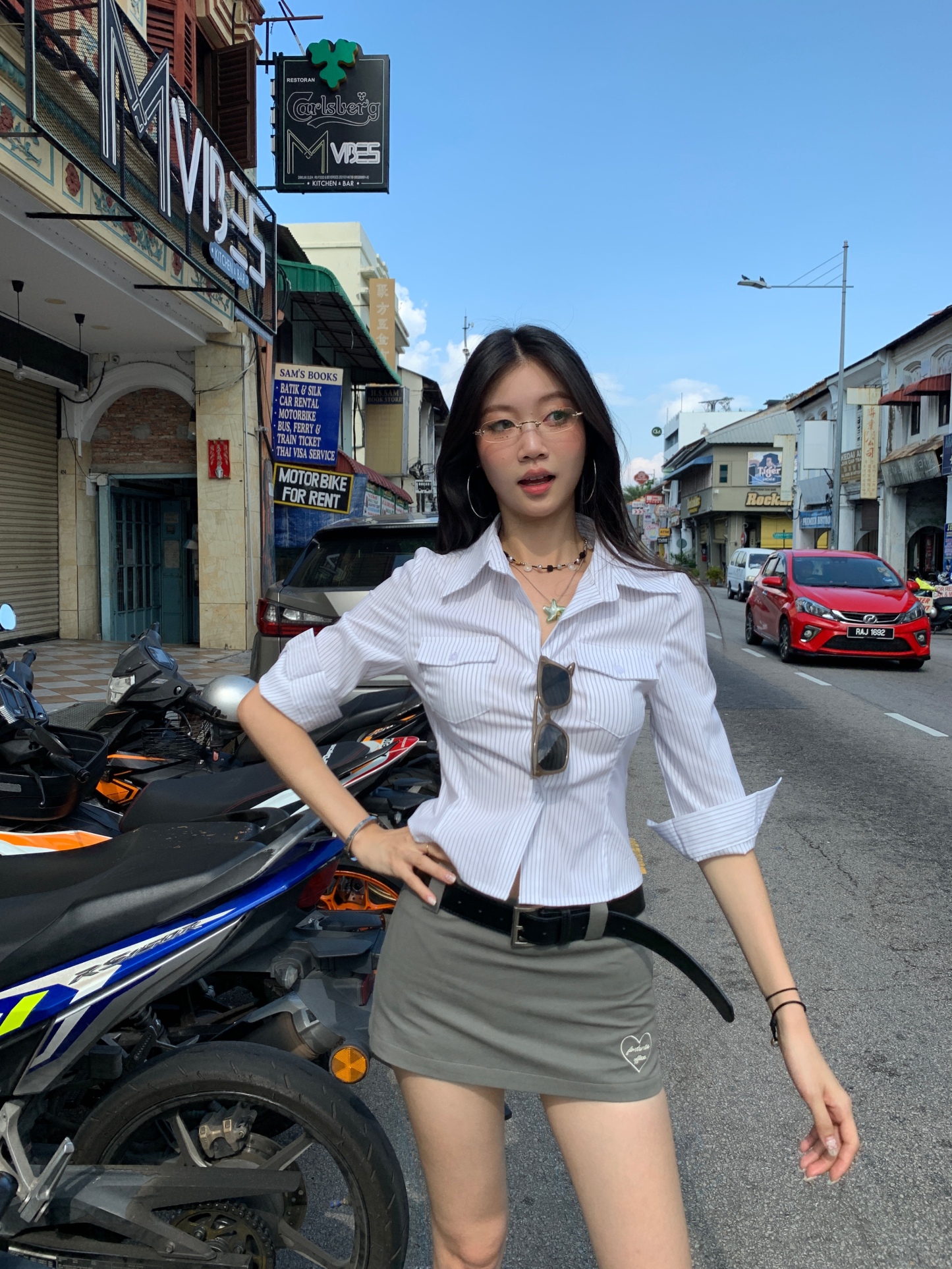 Low-waisted, fitted, mini skirt with heart embroidery