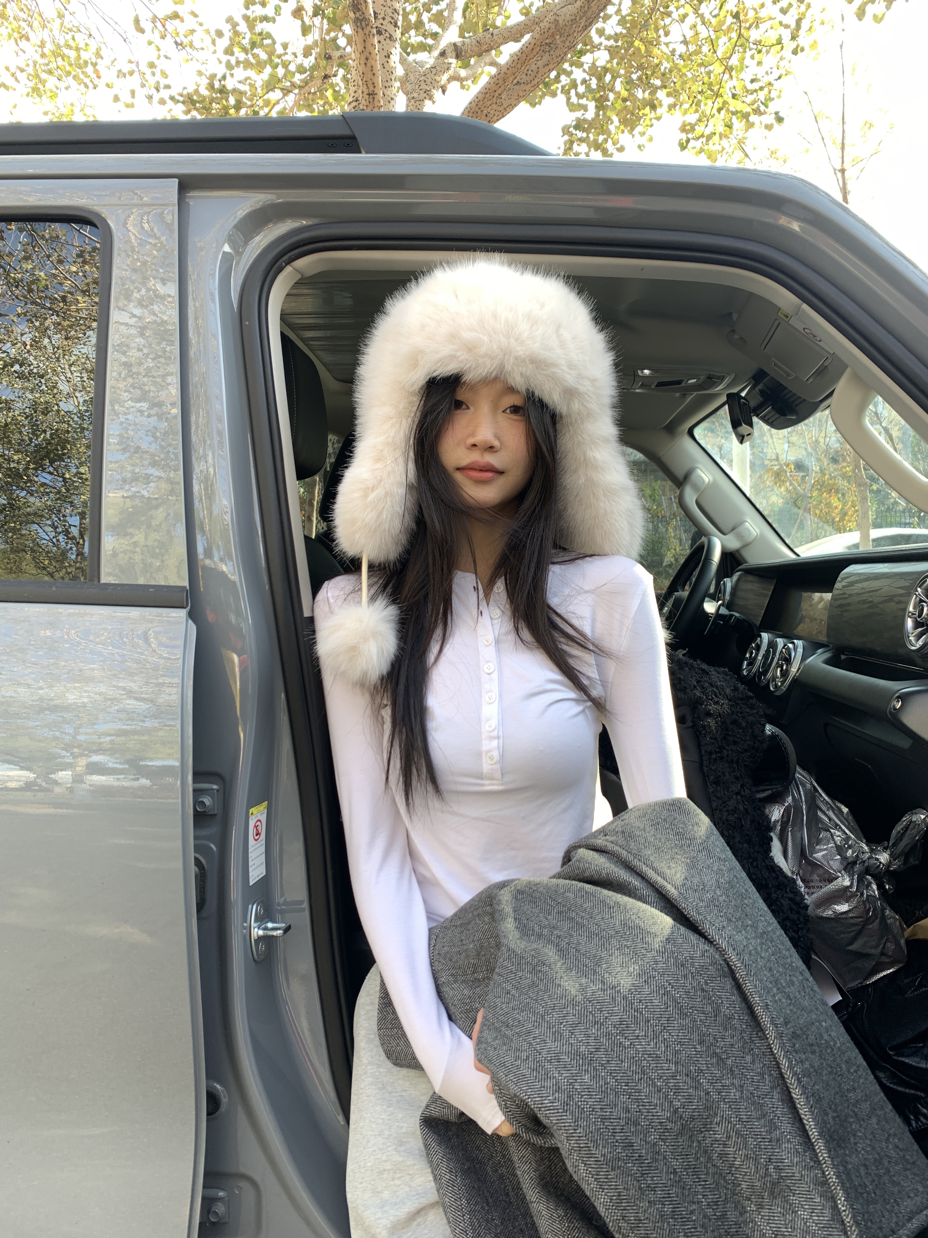 New minimalist long-sleeved T-shirt with round neck design