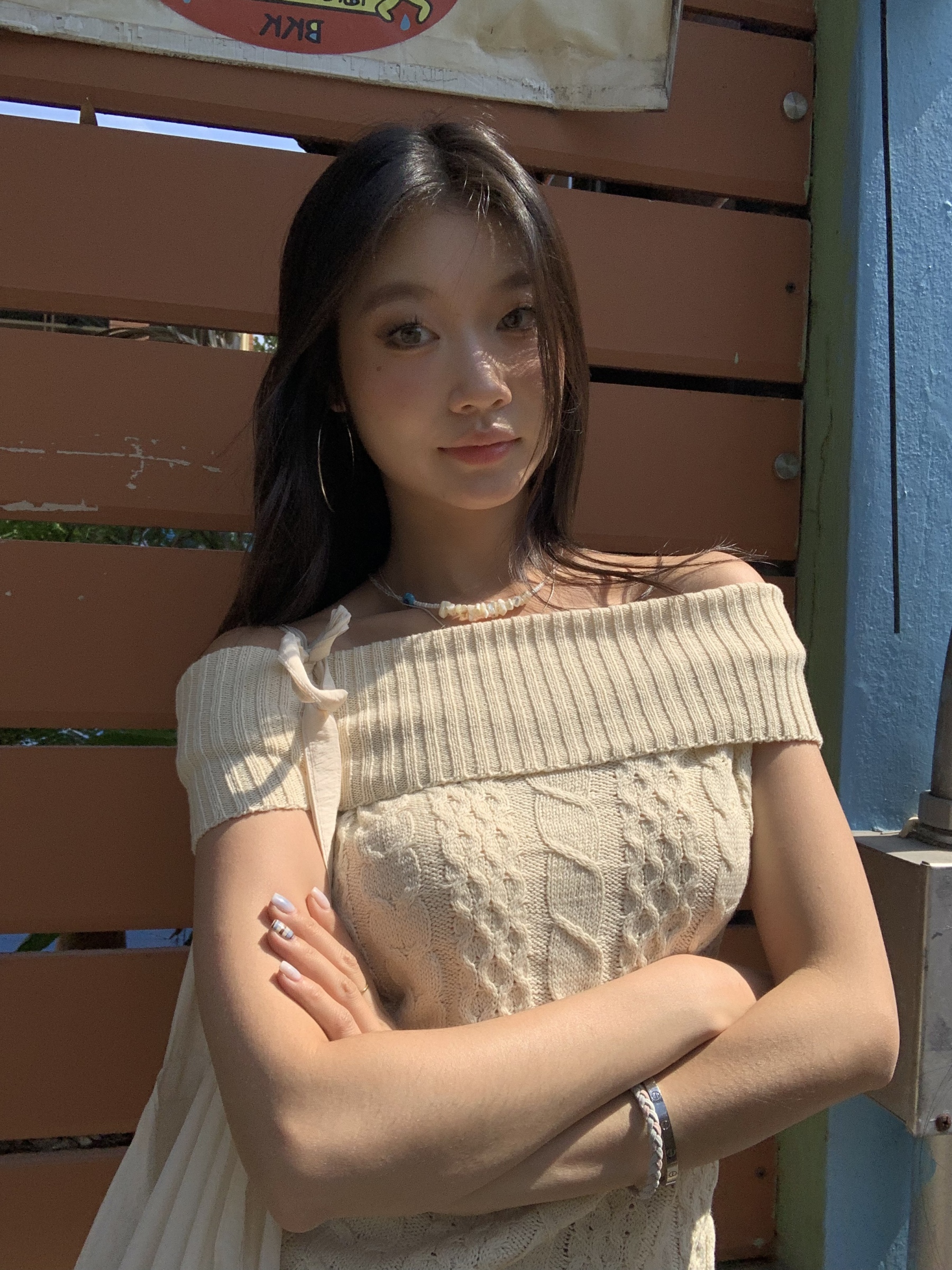 Off-shoulder short-sleeved knitted shirt with a fitted knitted pattern