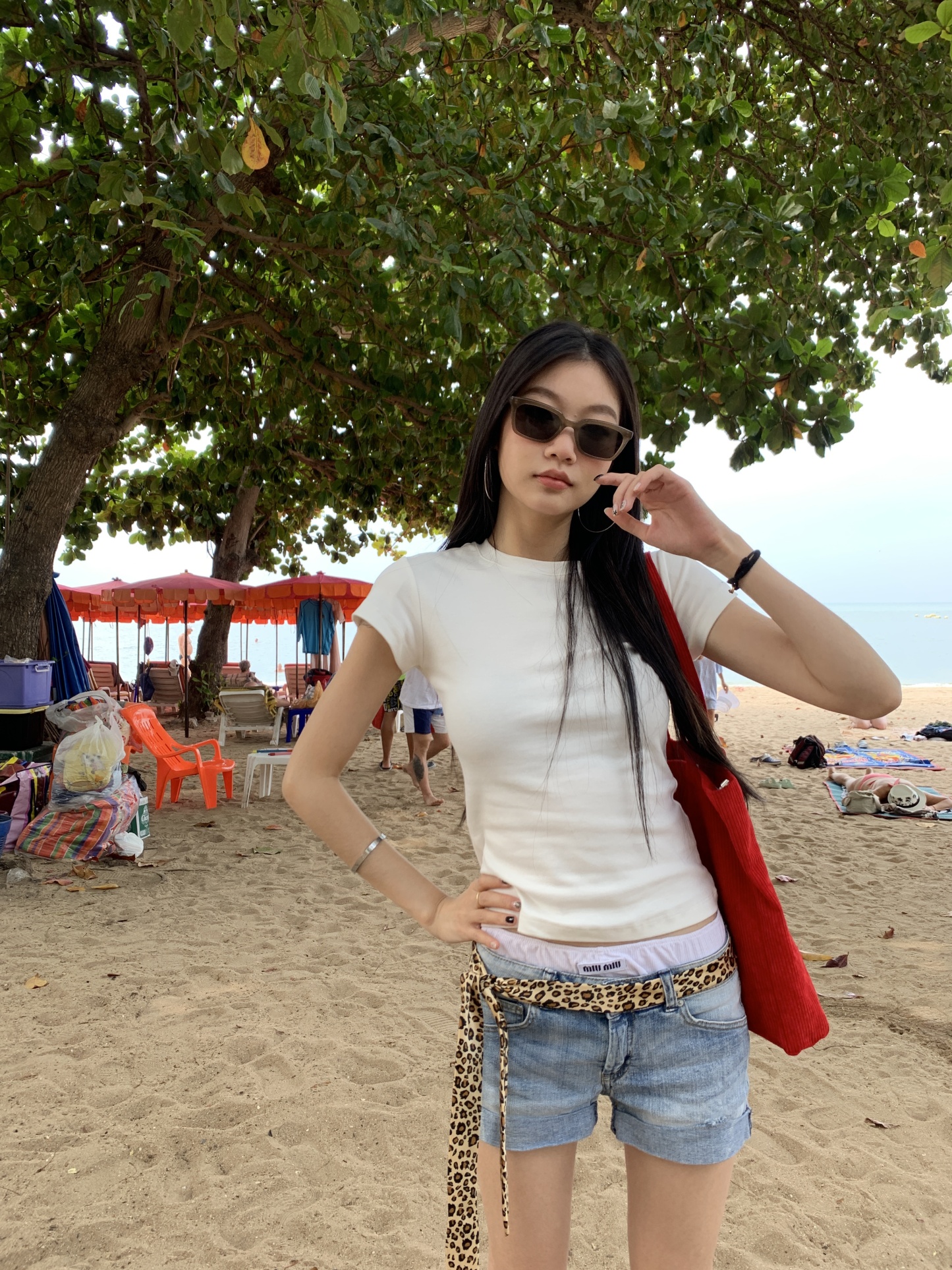 Women's T-shirt, easy to match with any outfit, available in black and white, slim fit, short sleeves