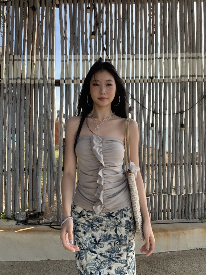 A tube top with a ruffled design, a tight waist, and a hot style.