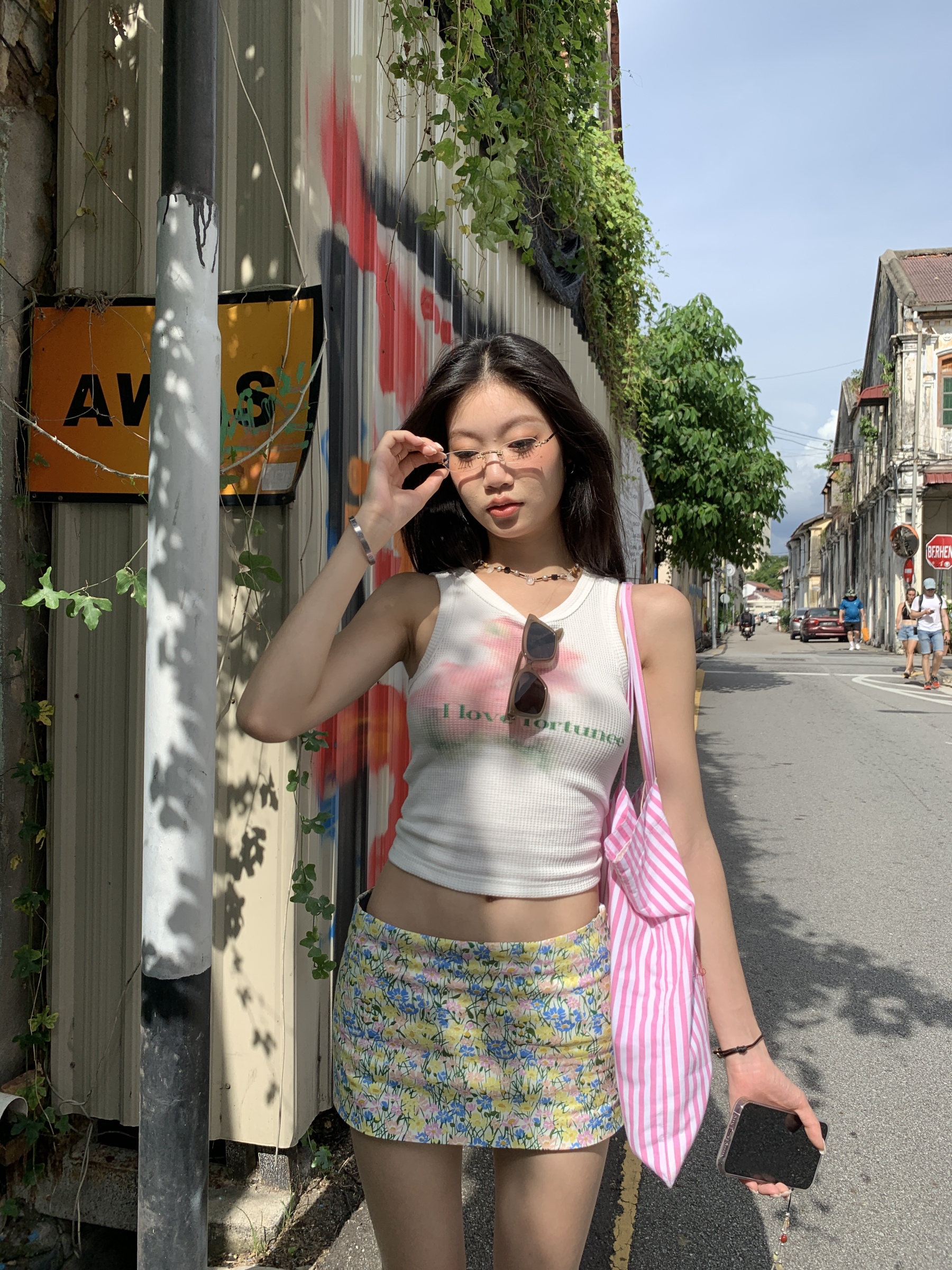 Modern low-waist floral mini skirt
