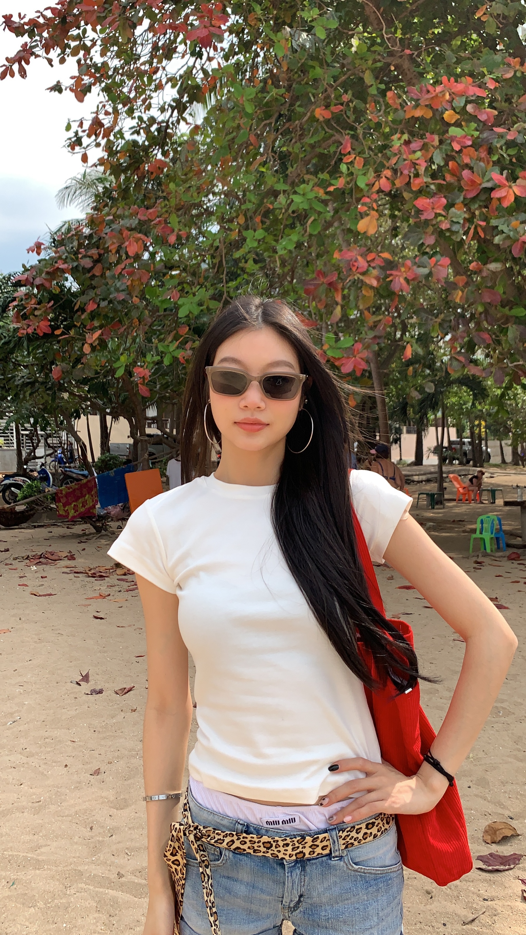 Women's T-shirt, easy to match with any outfit, available in black and white, slim fit, short sleeves