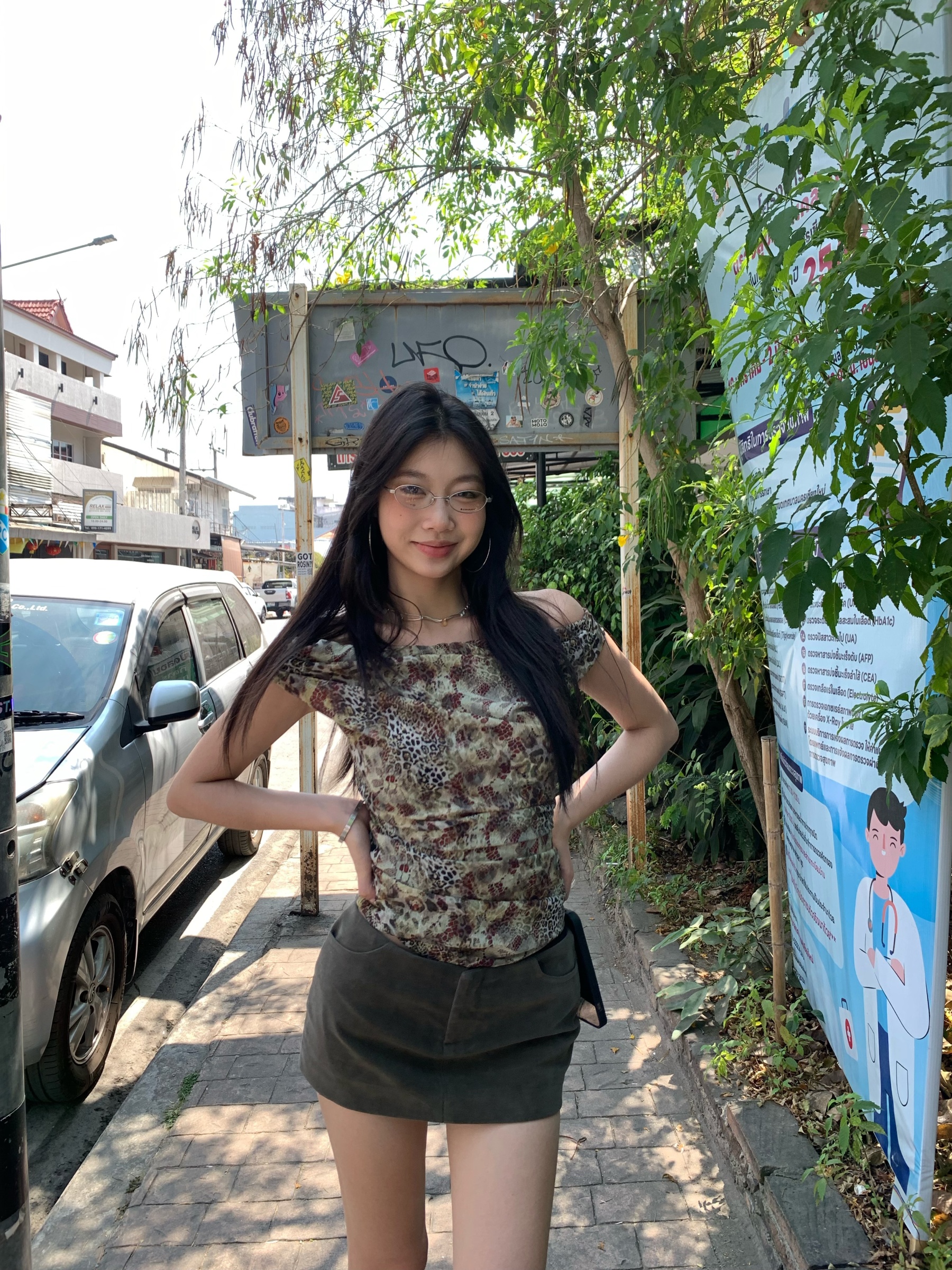 Leopard print off-shoulder top, vintage style, slim-looking, can be worn on many occasions, unique