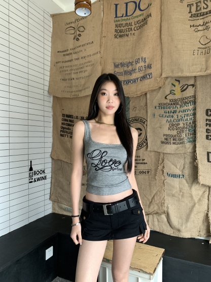 U-neck strapless top, showing the back, short style