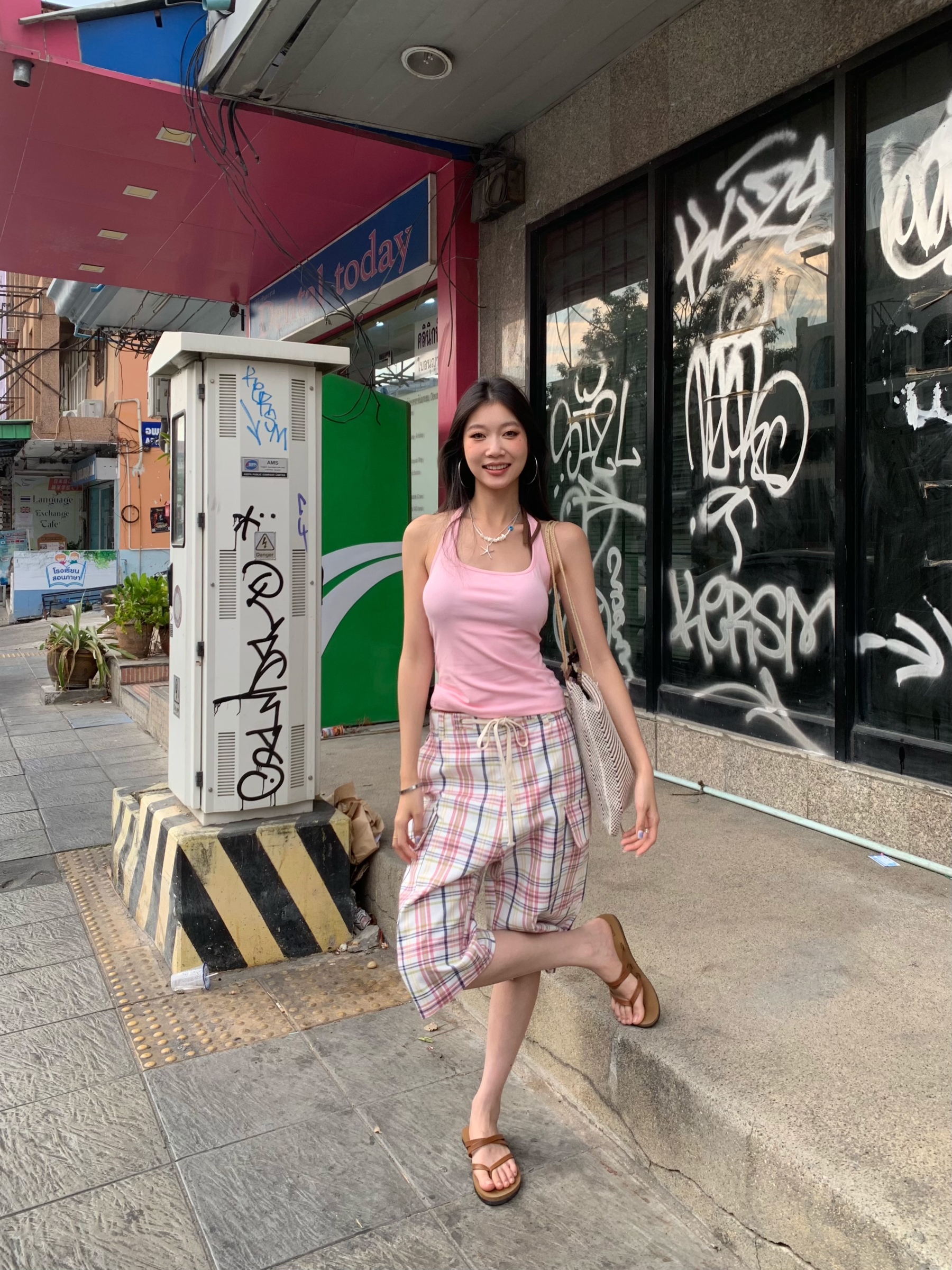 Checkered cargo shorts with drawstring, lots of pockets, loose fit, straight legs, wide legs, proportional length