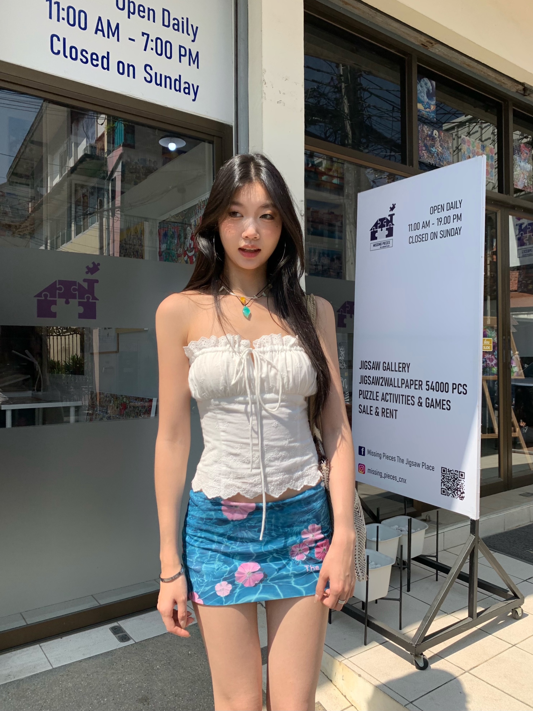 Low-waist mini skirt (short style) fitted vacation style, decorated with floral mesh fabric, new design in 2025