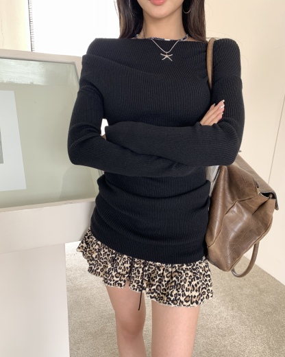 Black long-sleeved shirt