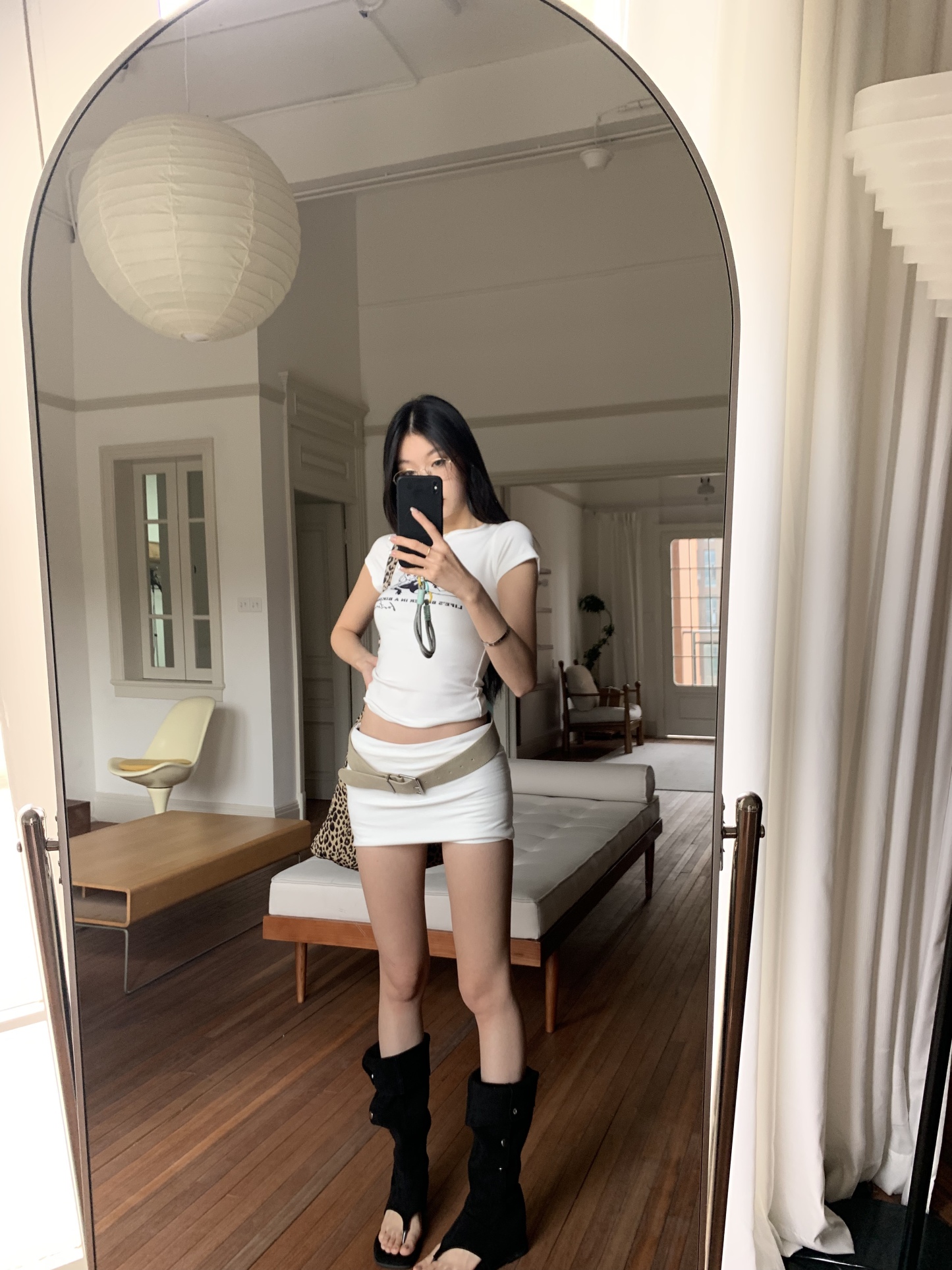 A set of white T-shirt and white low-waist mini skirt, chic, slim-fitting, hot.