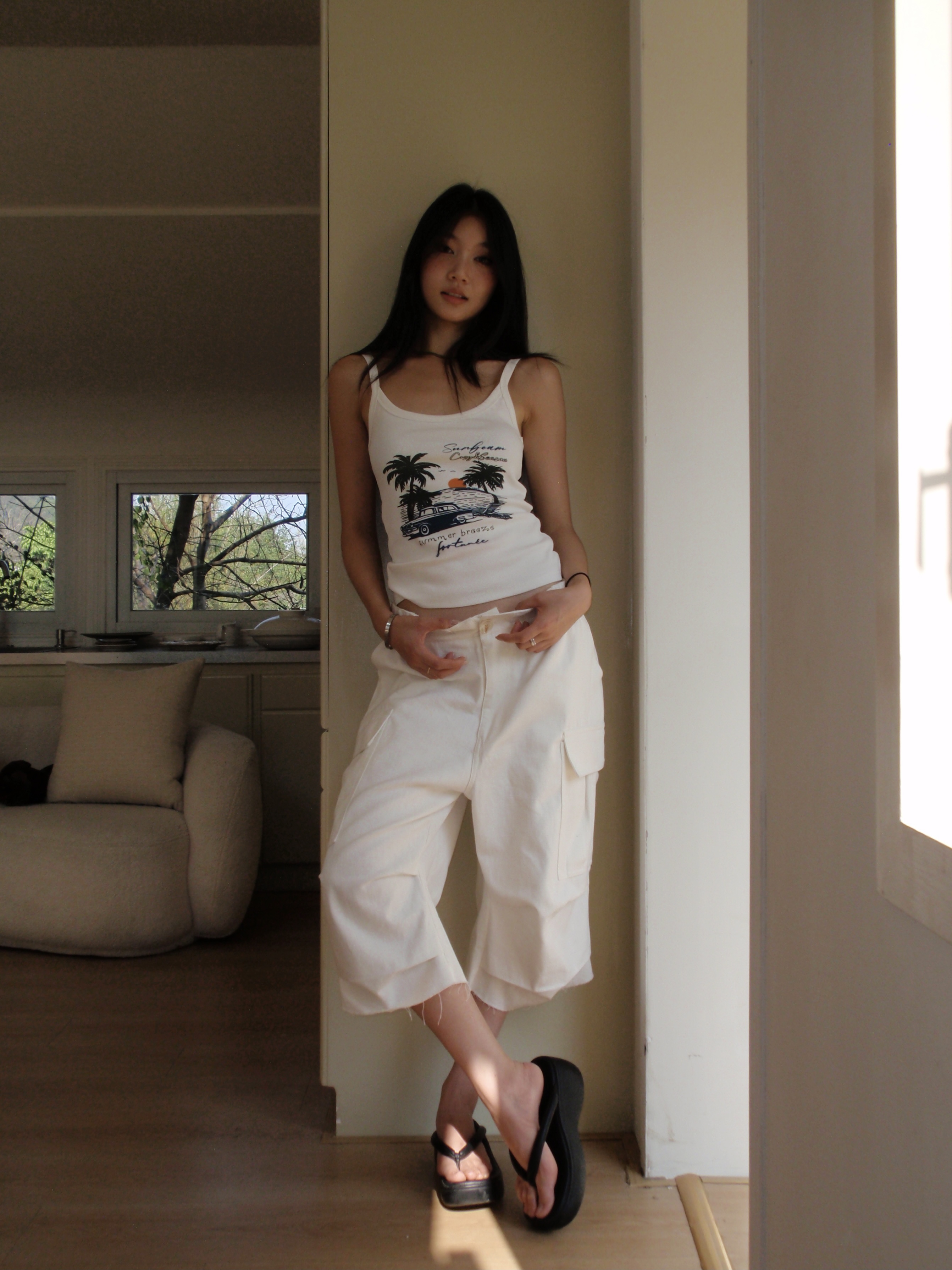 White straight-cut five-point shorts, vintage style, comfortable to wear, easy to match